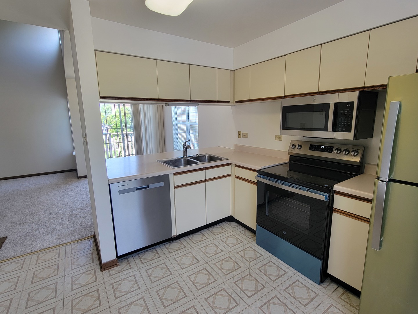 116 White Oak Court #5, Schaumburg, IL 60195