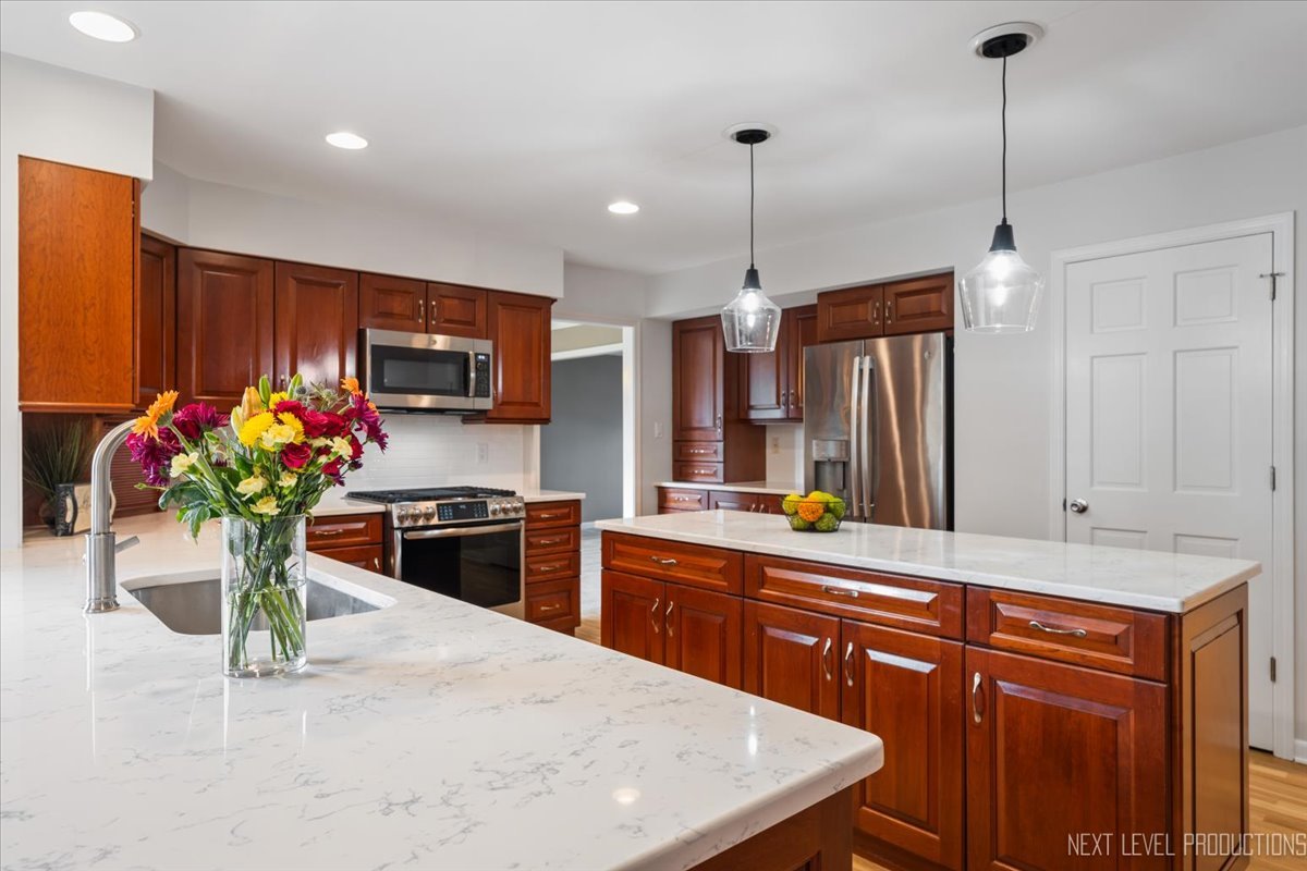 2802 Wedgewood Drive, Naperville, IL 60565