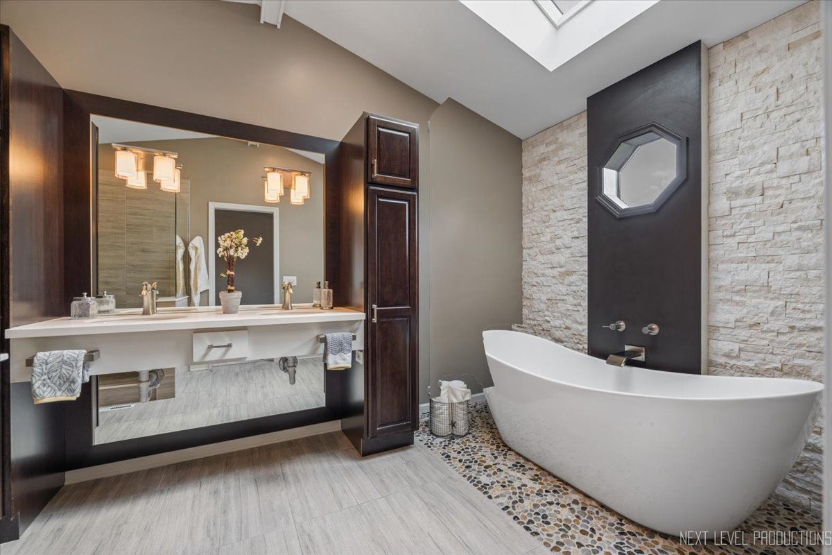 2802 Wedgewood Drive, Naperville, IL 60565