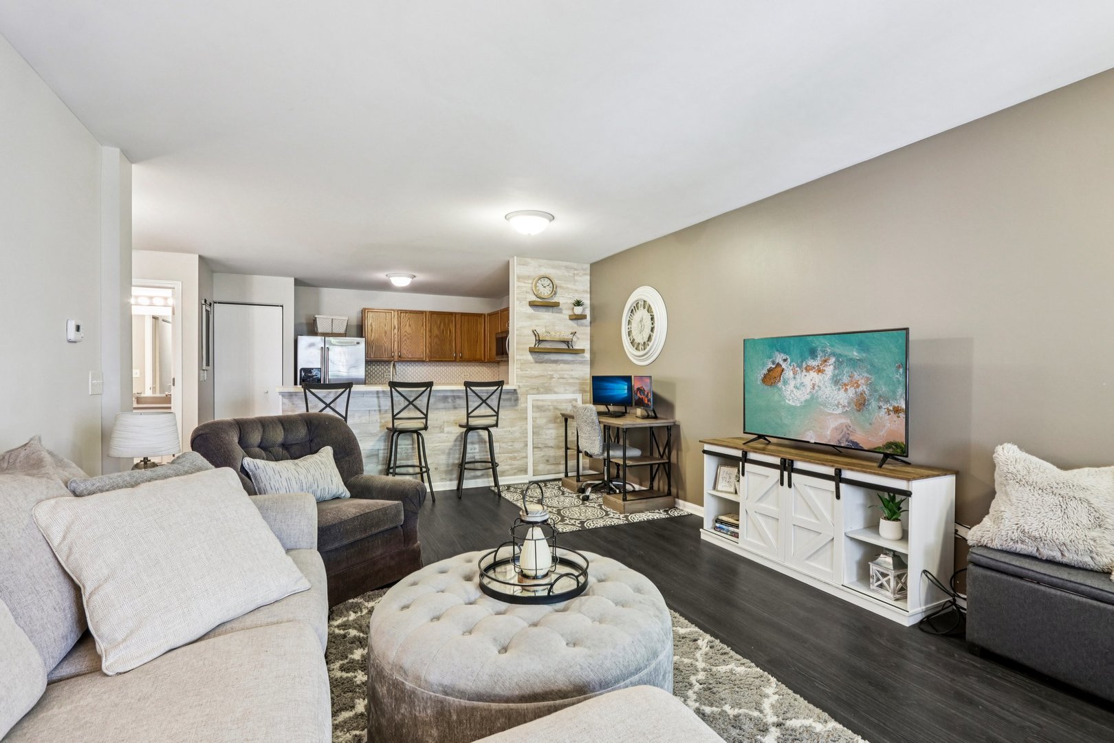 1013 Silverstone Drive #1013, Carpentersville, IL 60110