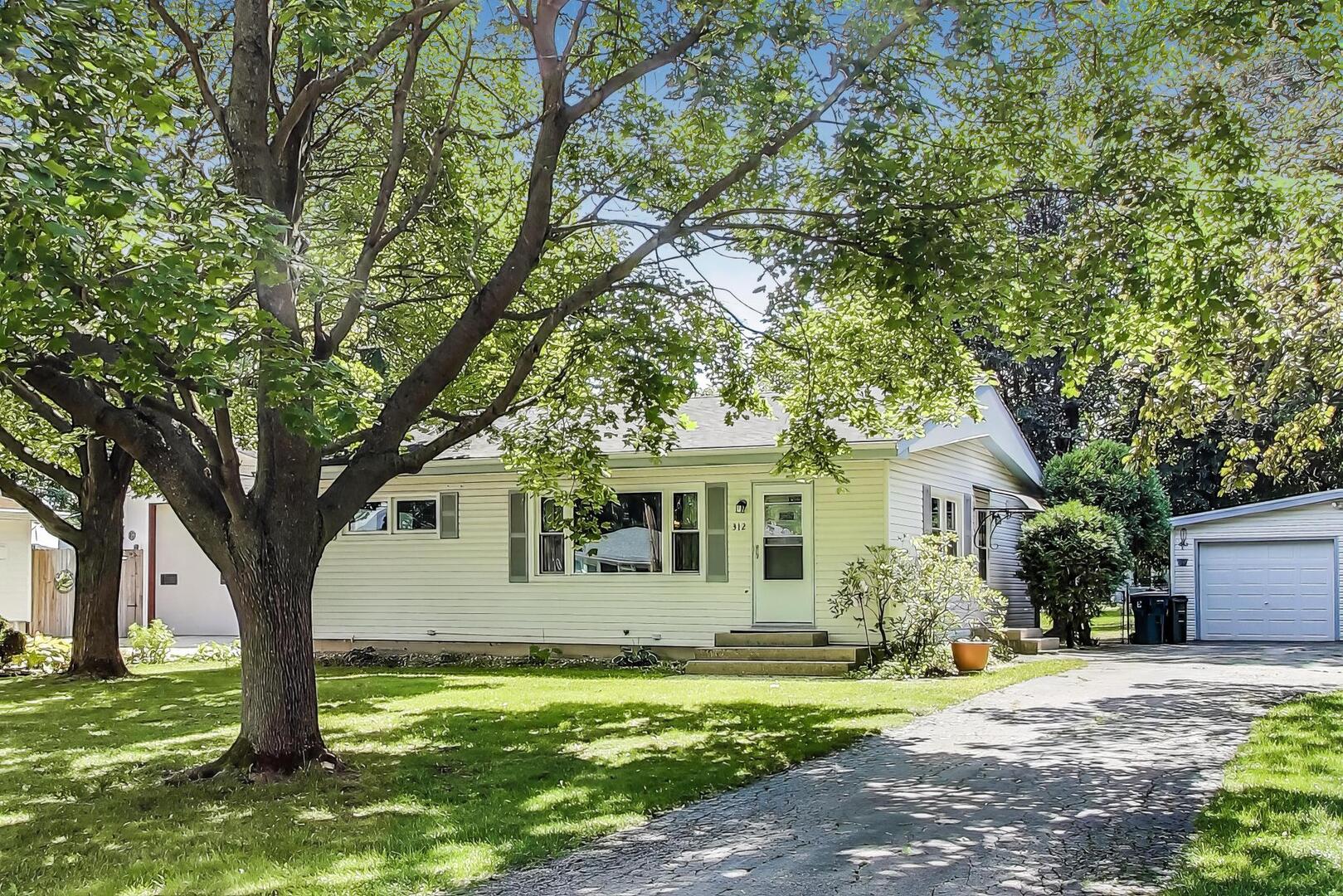 312 Douglas Road, Batavia, IL 60510