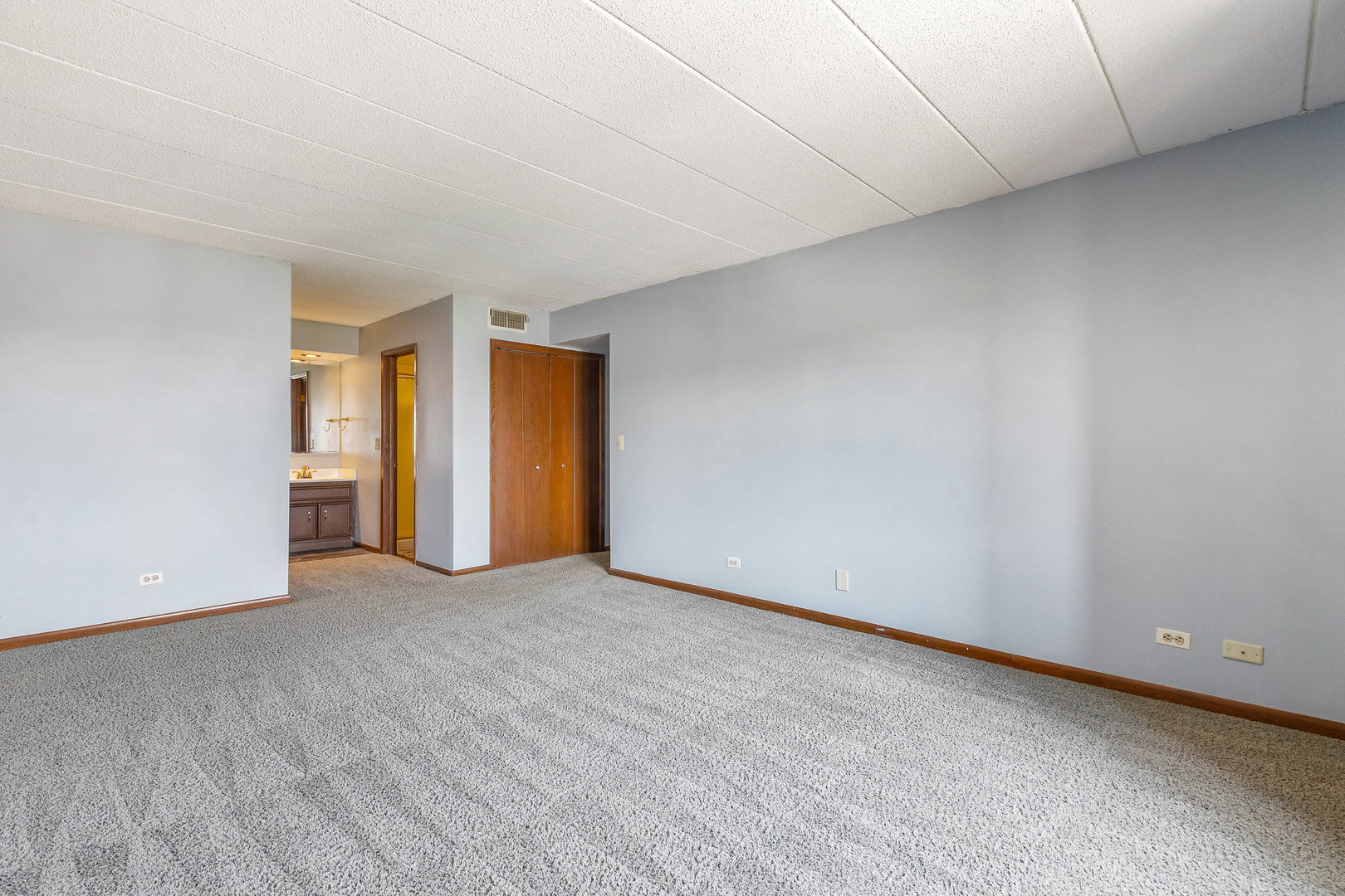 901 Center Street #305, Des Plaines, IL 60016