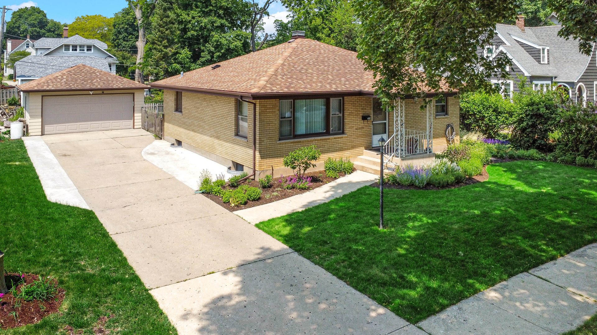370 N Commonwealth Avenue, Elgin, IL 60123