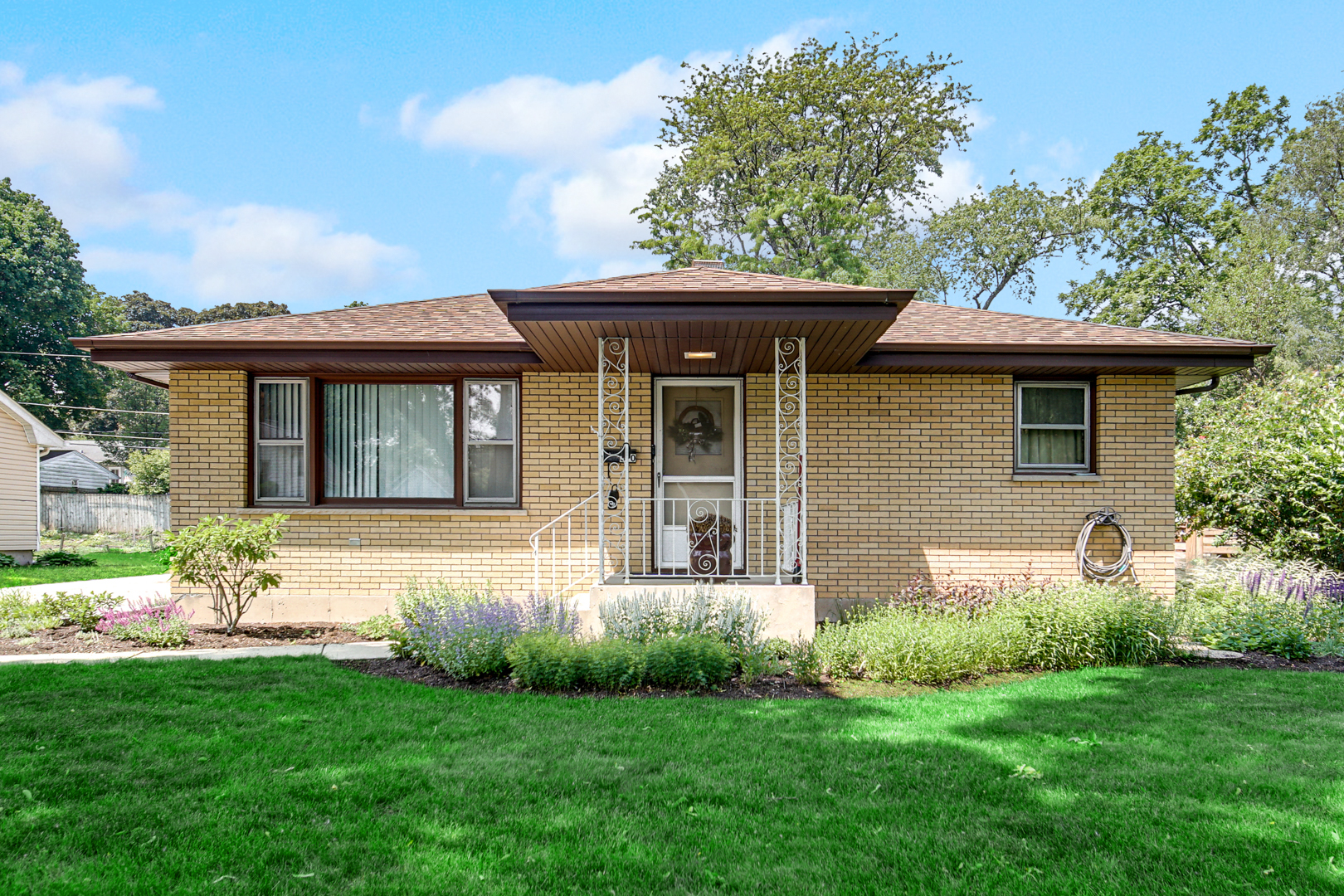 370 N Commonwealth Avenue, Elgin, IL 60123