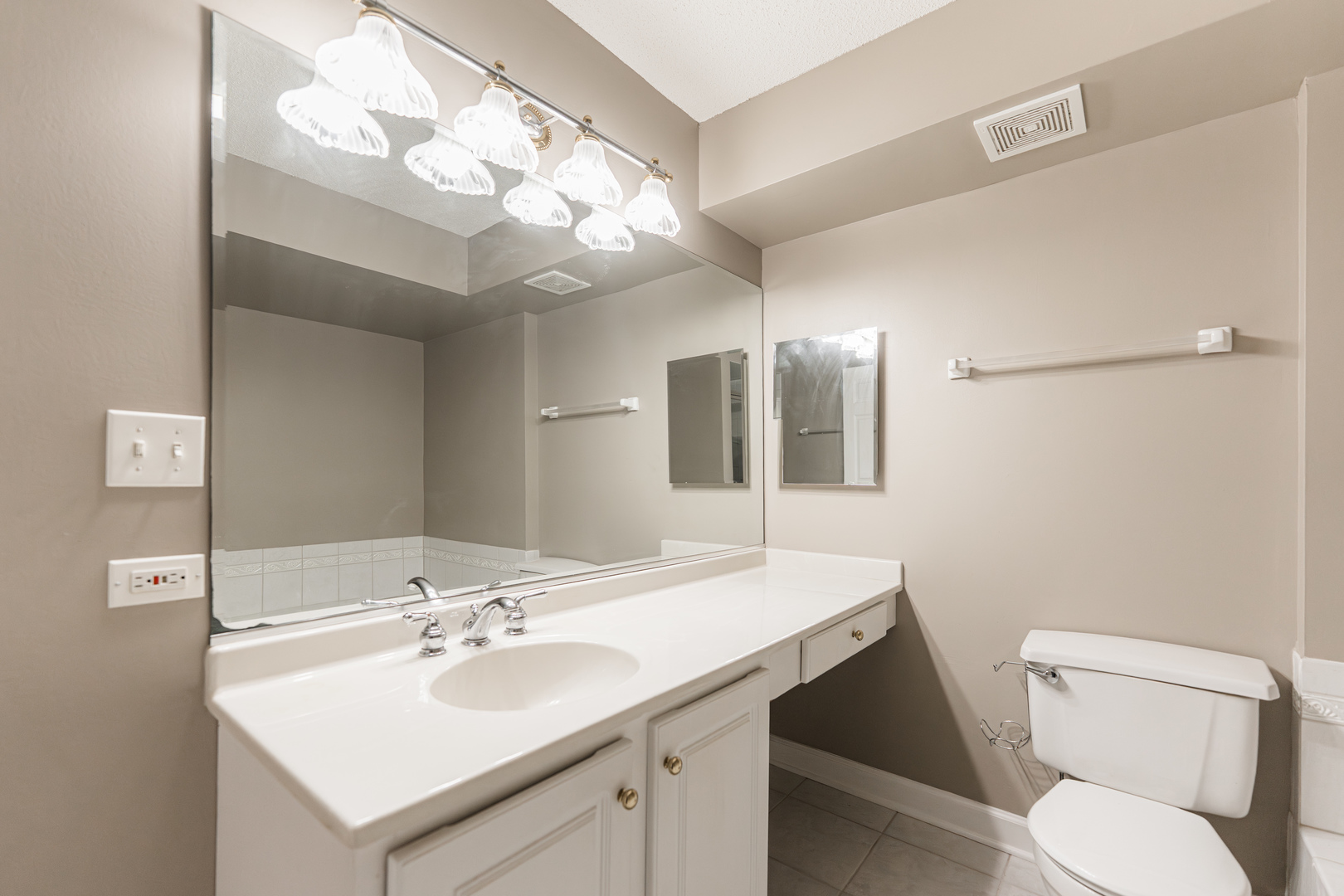 470 Fawell Boulevard #211, Glen Ellyn, IL 60137