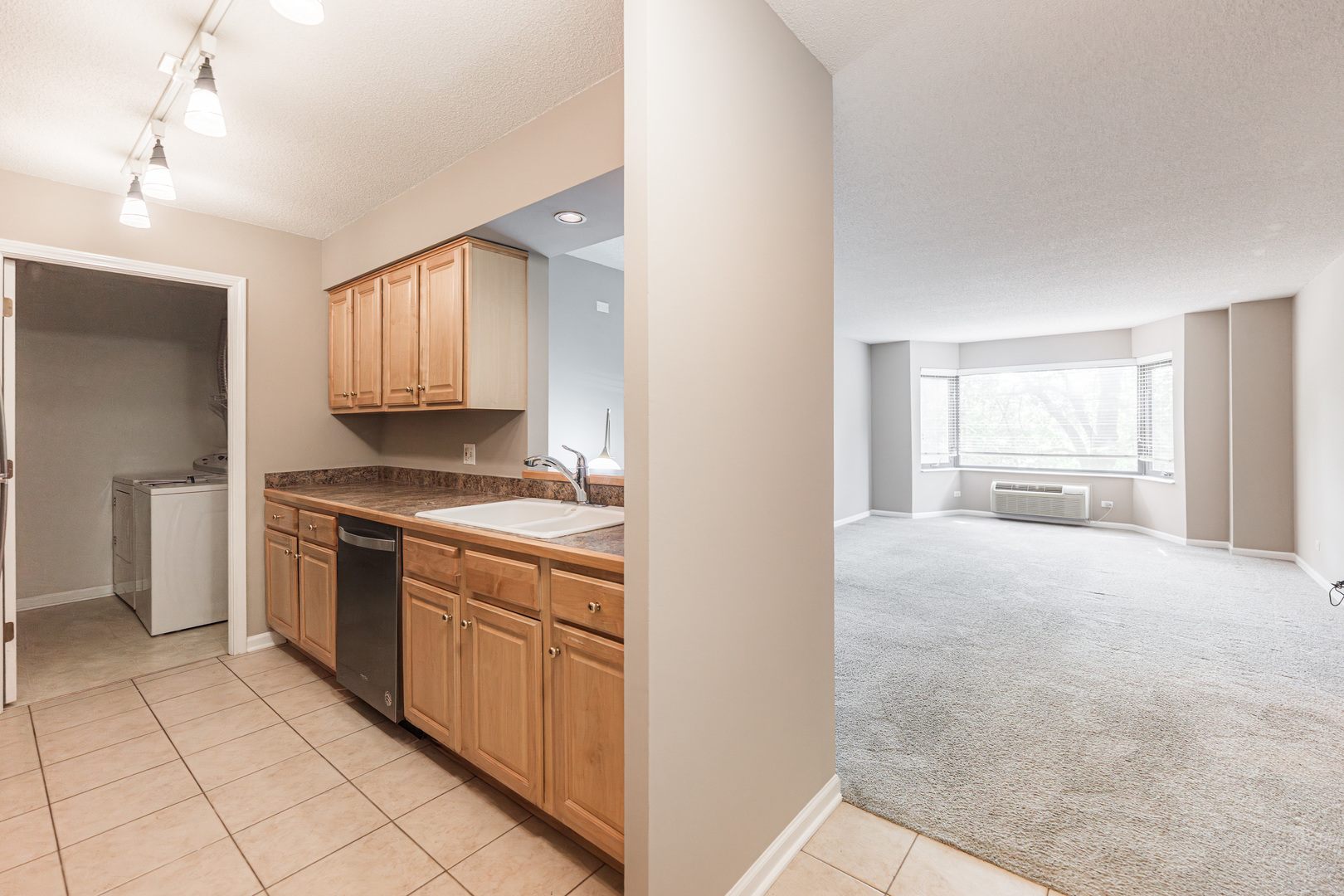 470 Fawell Boulevard #211, Glen Ellyn, IL 60137