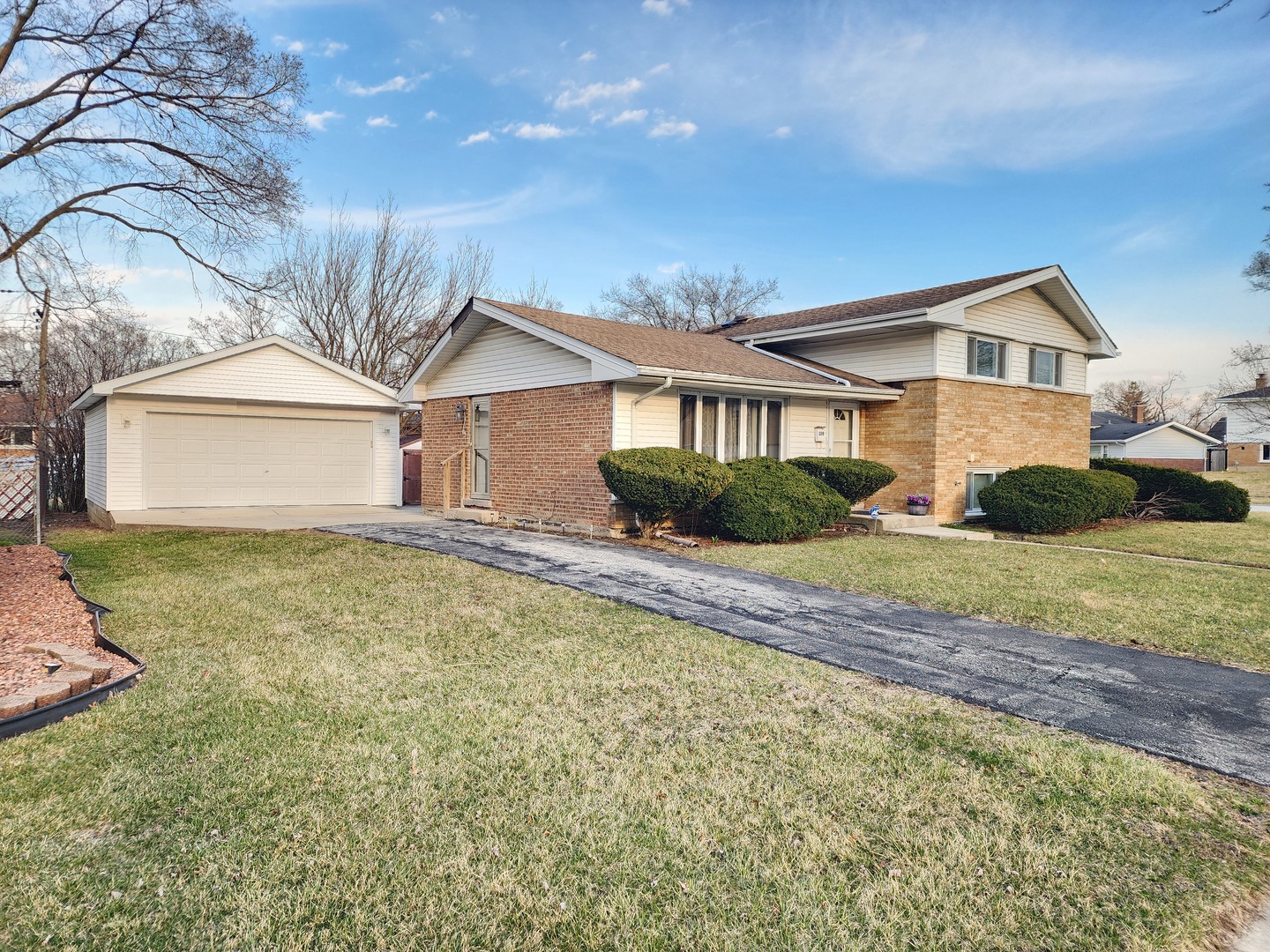 319 Serena Drive, Chicago Heights, IL 60411