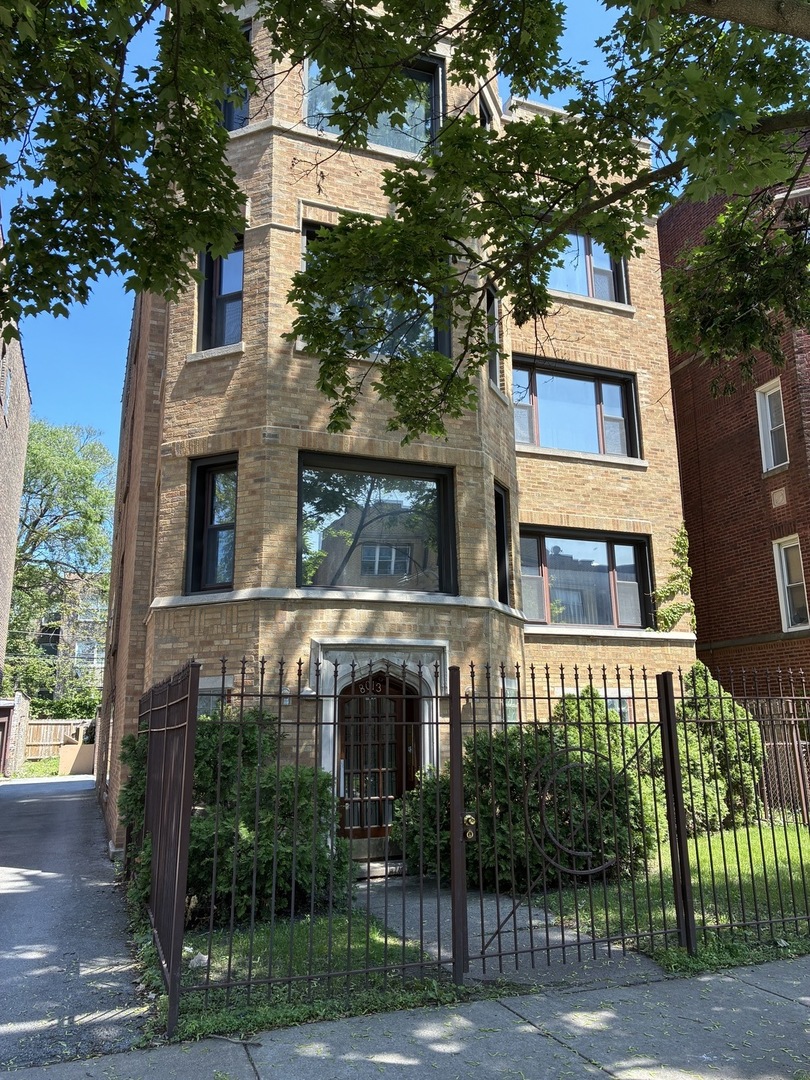 8013 S Phillips Avenue, Chicago, IL 60617