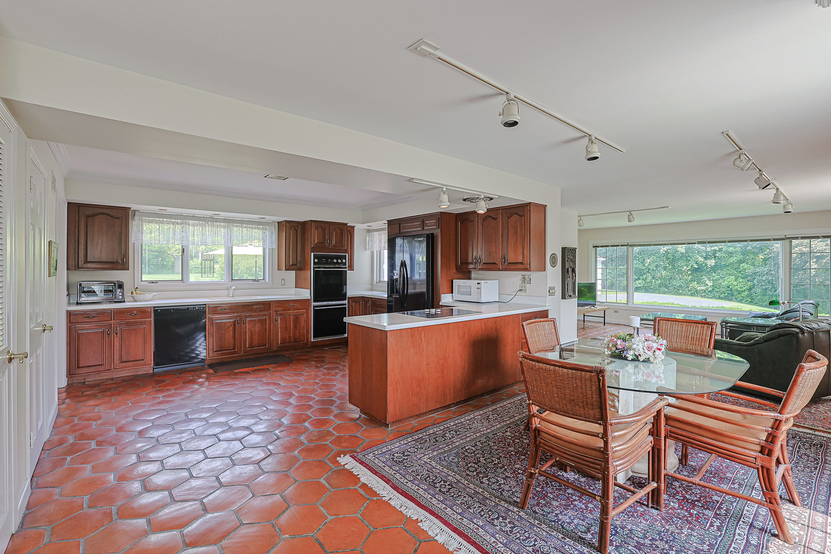 1596 W Palatine Road, Inverness, IL 60067