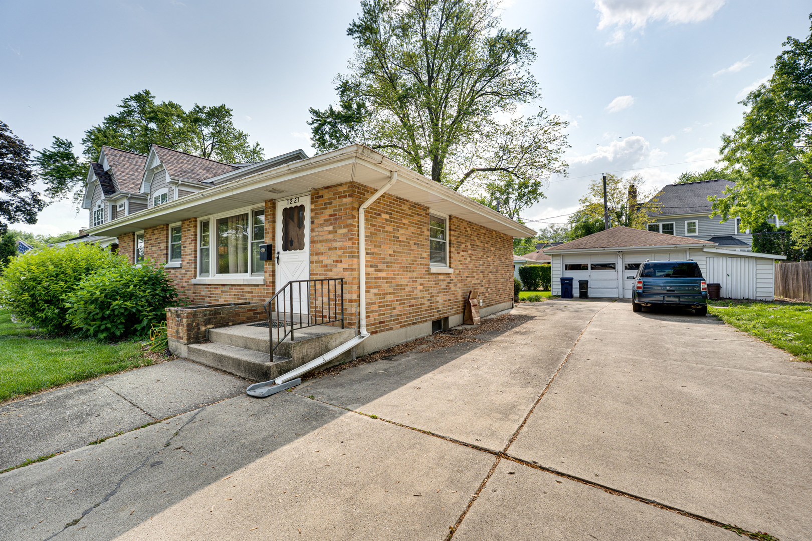 1221 N WEBSTER Street, Naperville, IL 60563