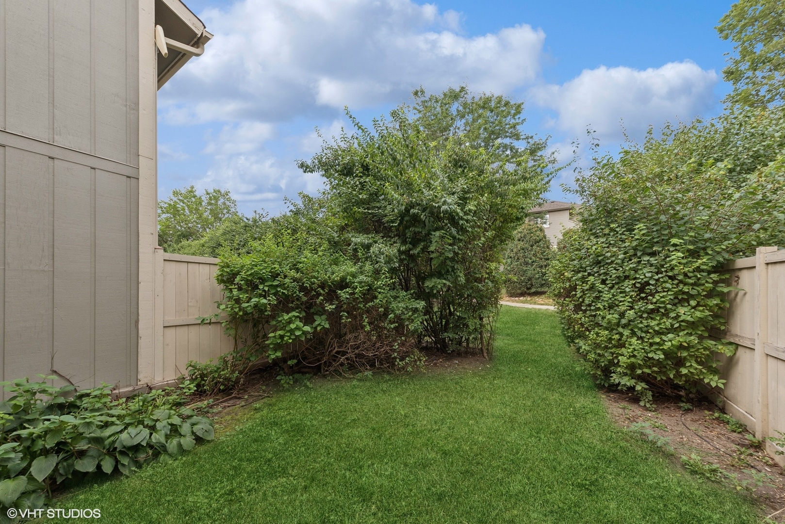 554 N Woodfield Trail, Roselle, IL 60172