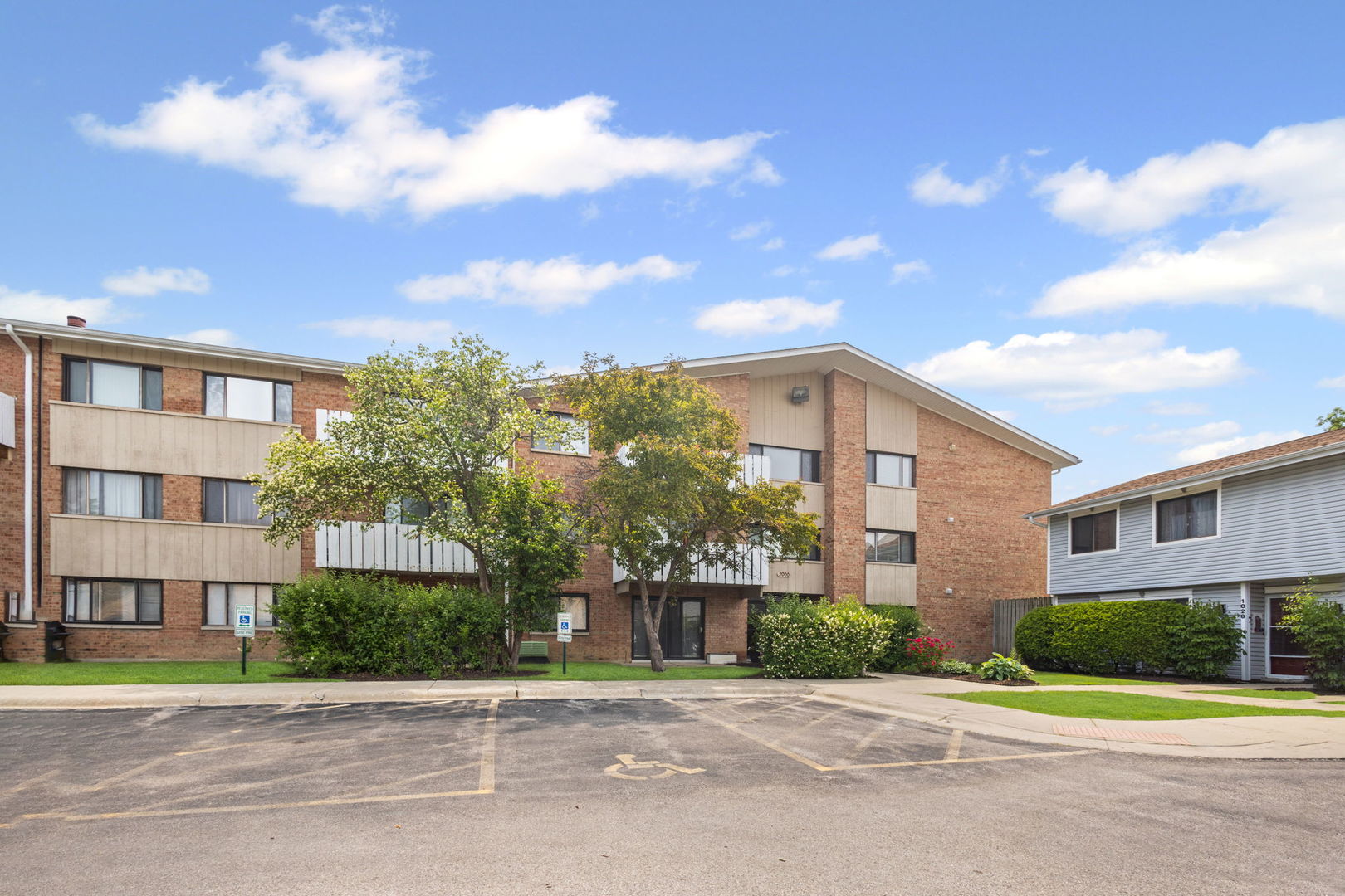 2000 Bayside Drive #204, Palatine, IL 60074