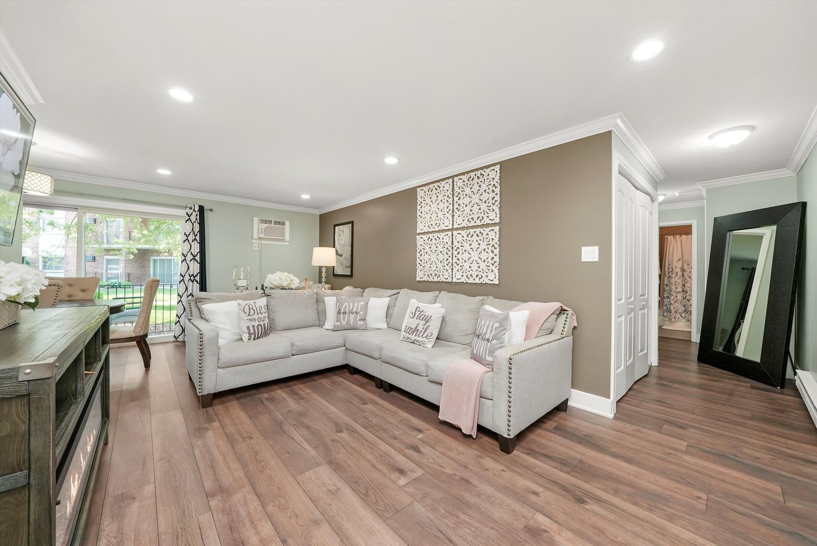 4113 W 97th Place #104, Oak Lawn, IL 60453