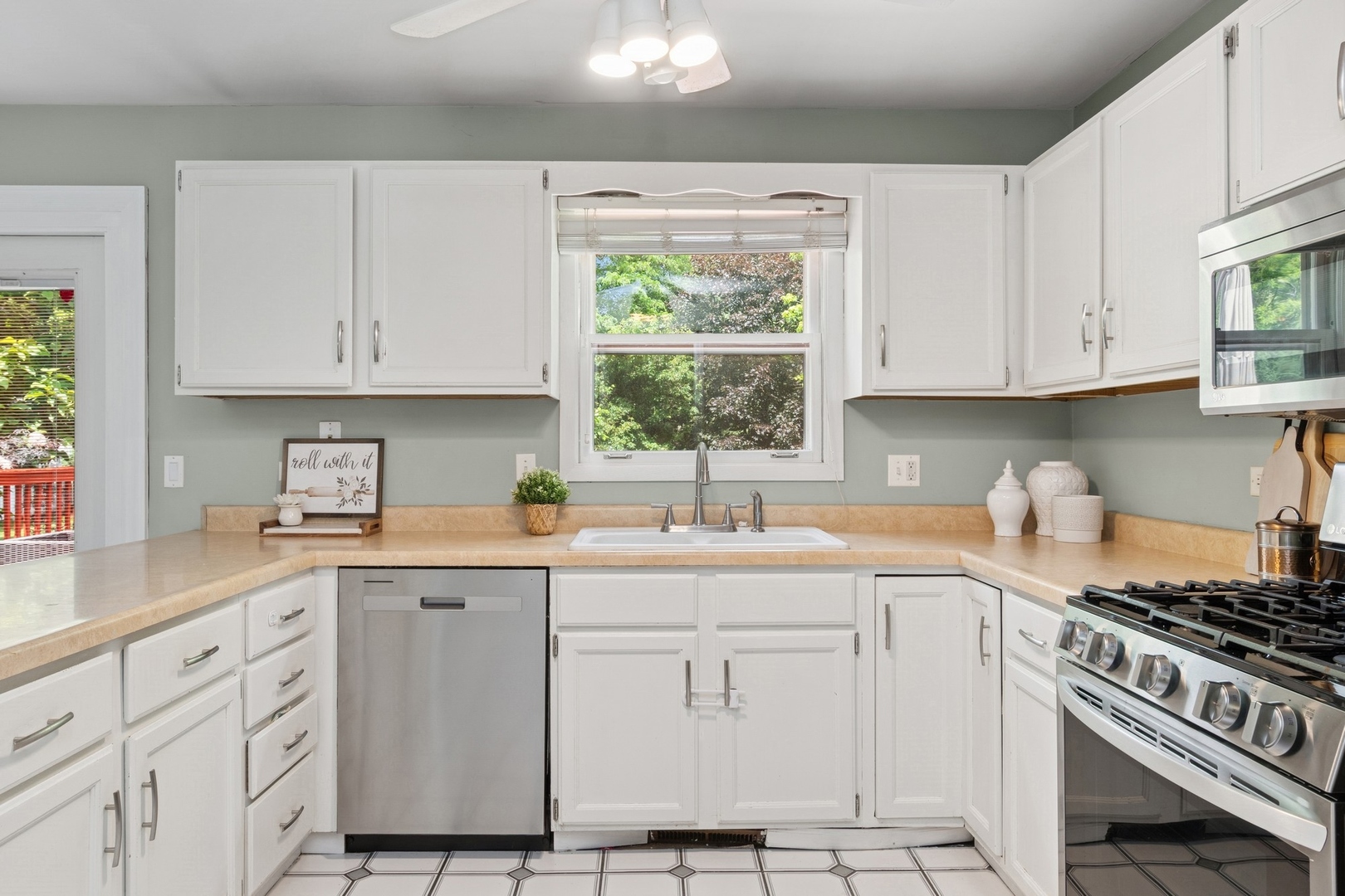 2212 Rosehill Court, Naperville, IL 60565