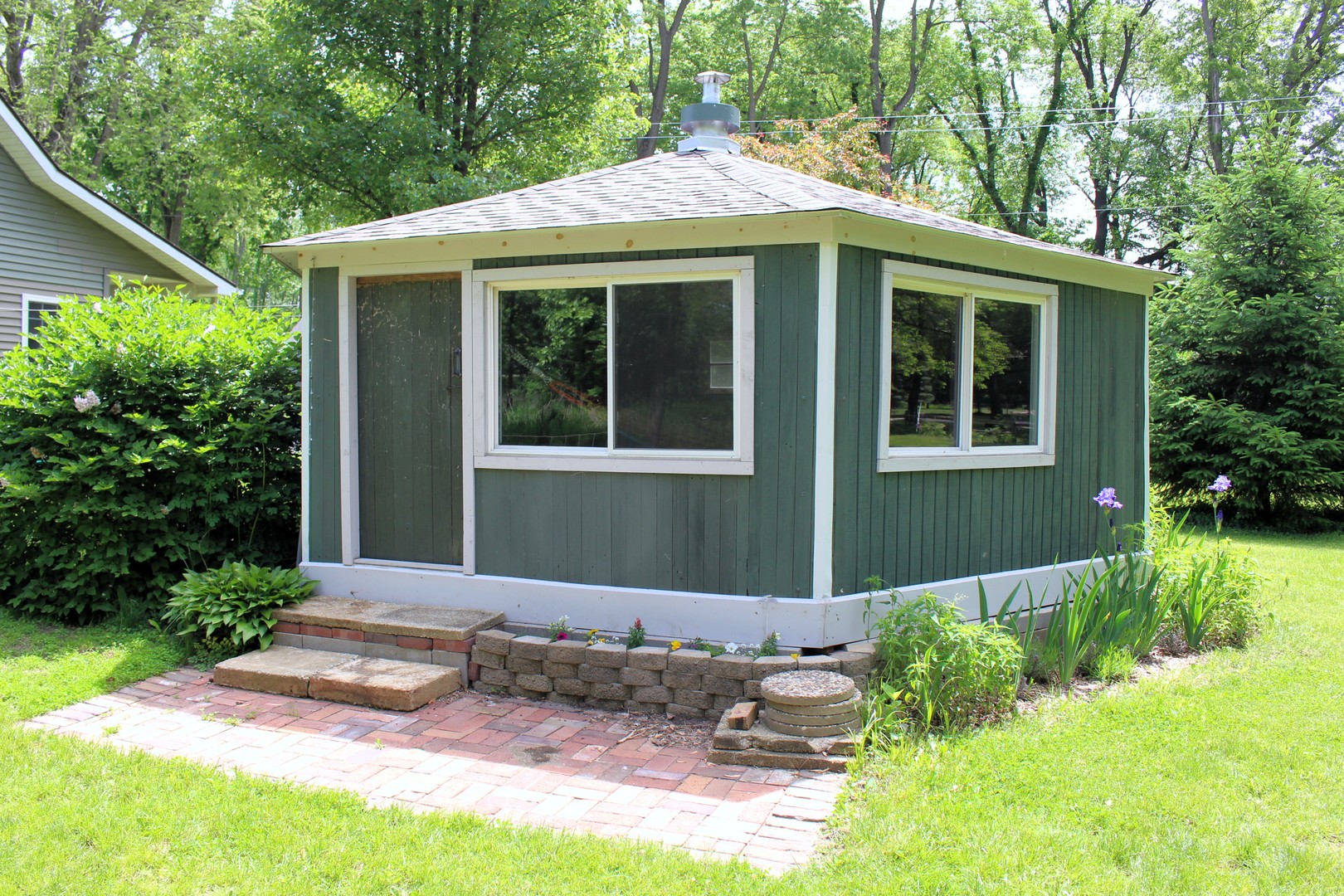 1046 N Riverside Drive, Momence, IL 60954
