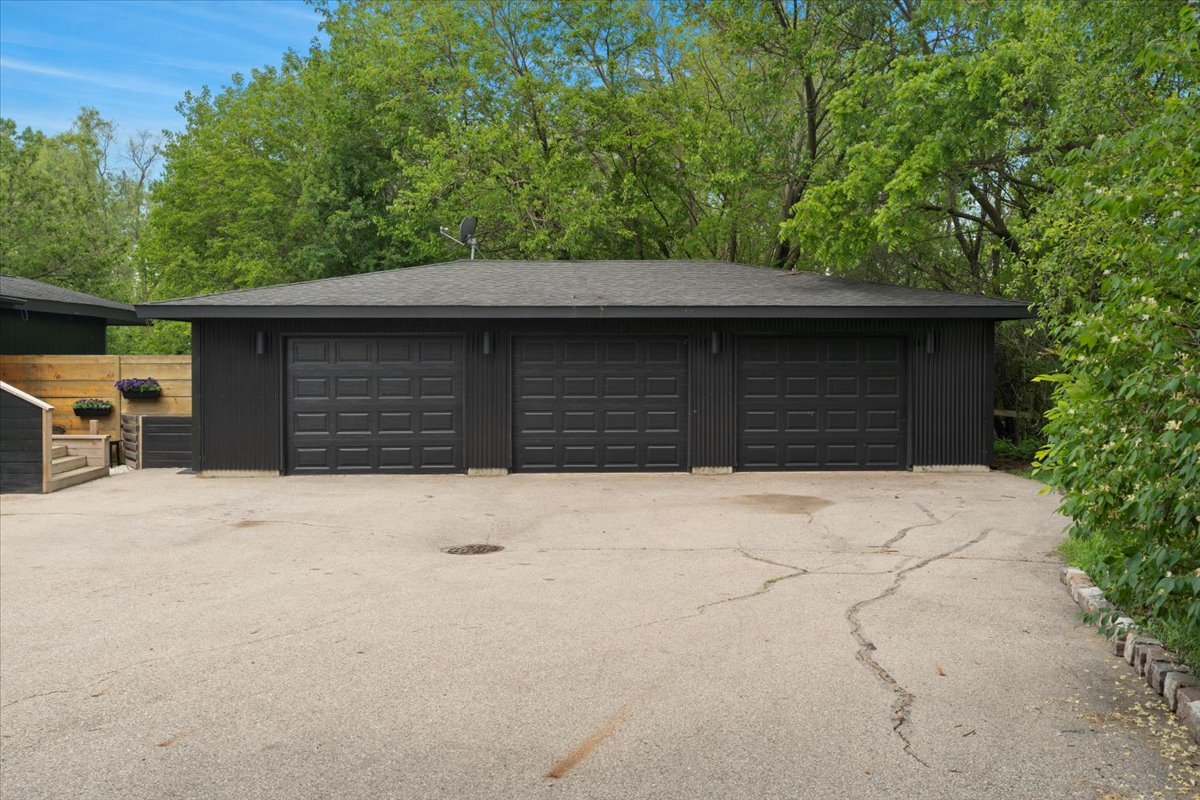 960 Deep Lake Road, Antioch, IL 60002