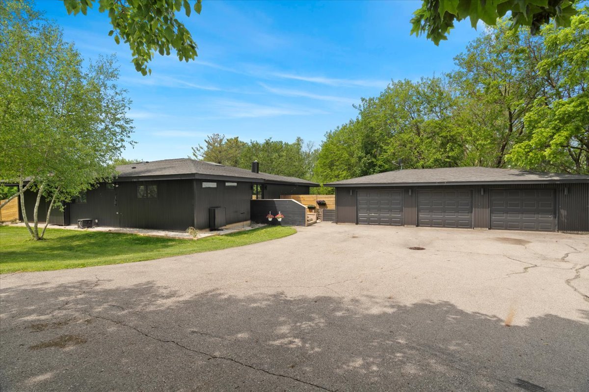 960 Deep Lake Road, Antioch, IL 60002