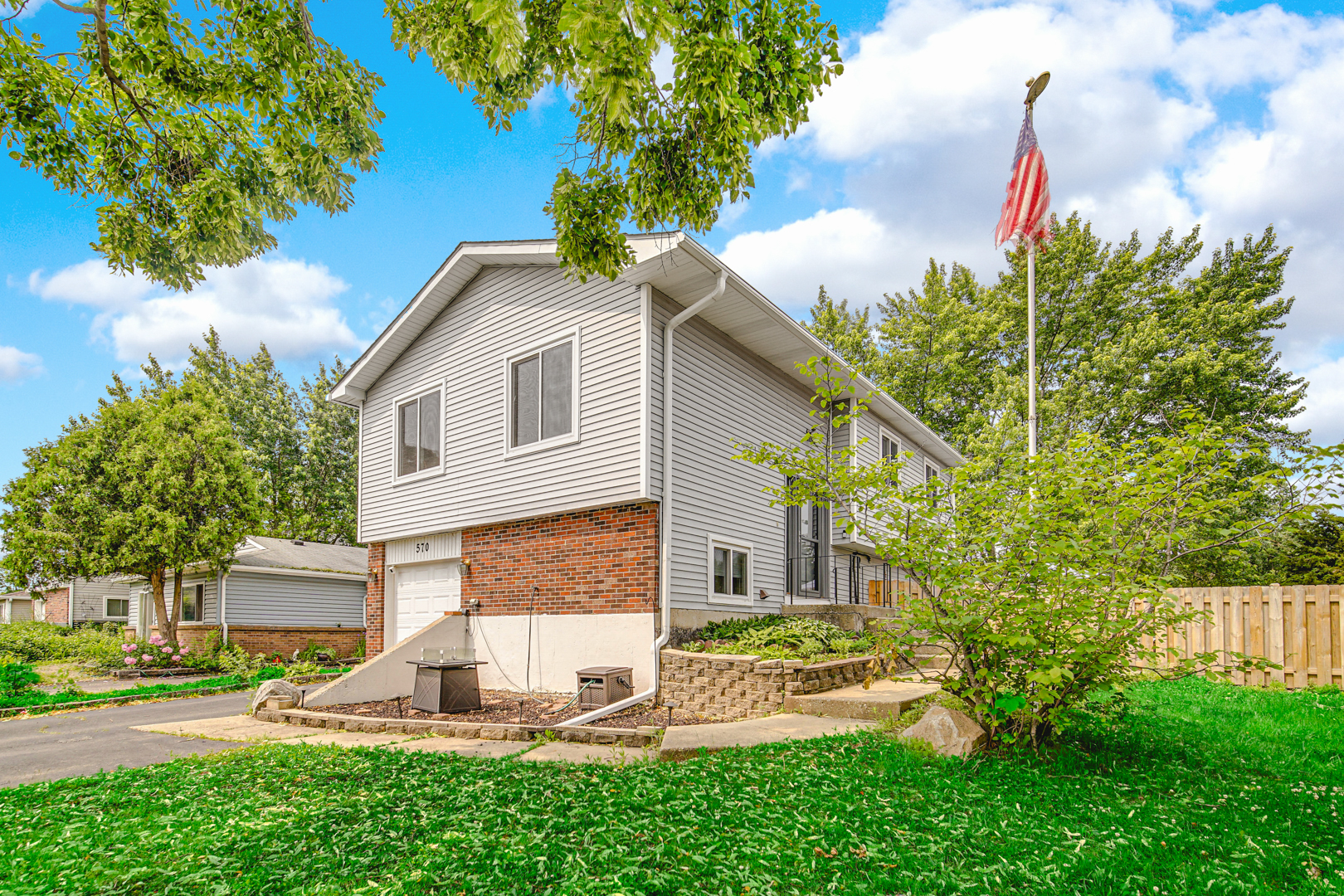 570 Sundance Court, Carol Stream, IL 60188