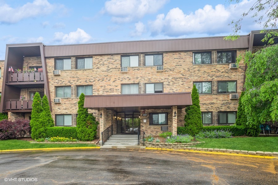 1205 E Hintz Road #206, Arlington Heights, IL 60004
