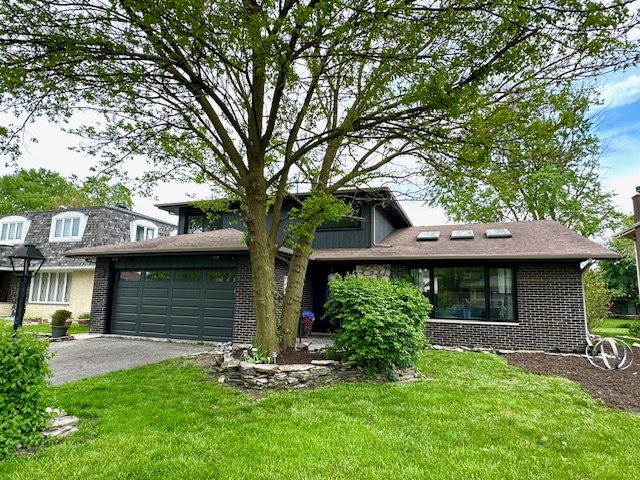 10427 S Alta Drive, Palos Hills, IL 60465