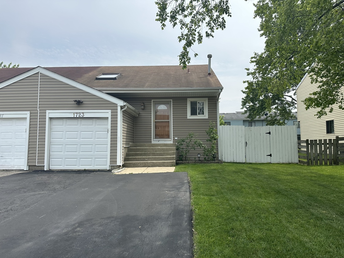 1723 De Forest Lane, Hanover Park, IL 60133