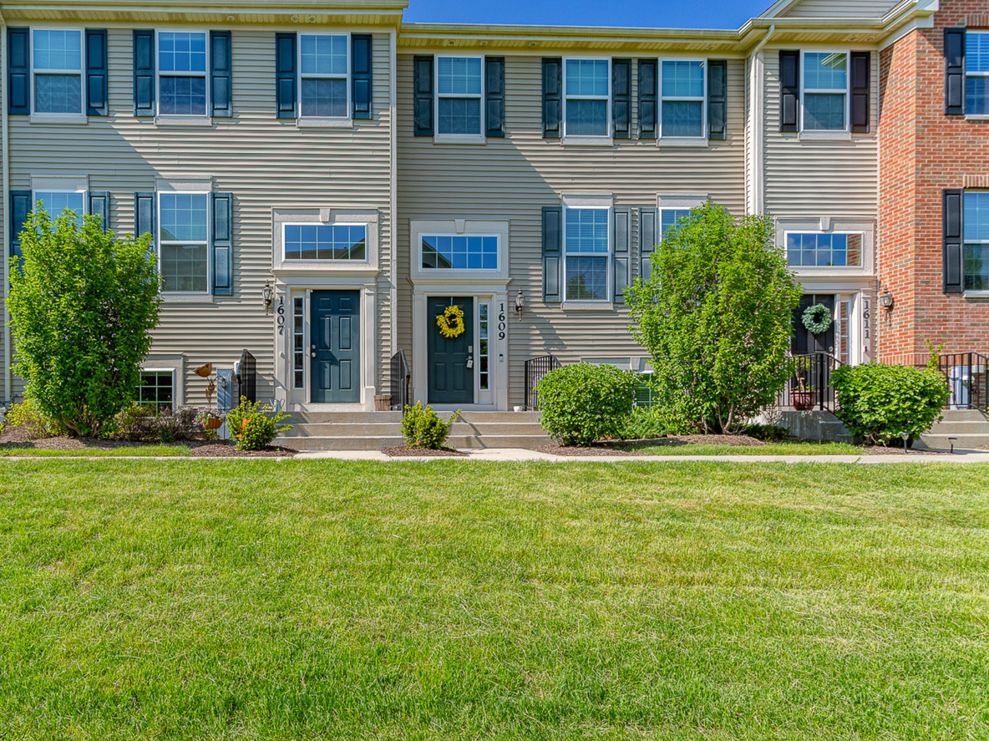 1609 Deer Pointe Drive #1609, South Elgin, IL 60177