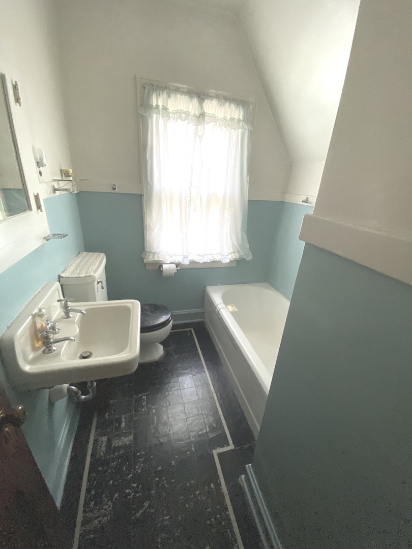 213 S Yale Avenue, Villa Park, IL 60181
