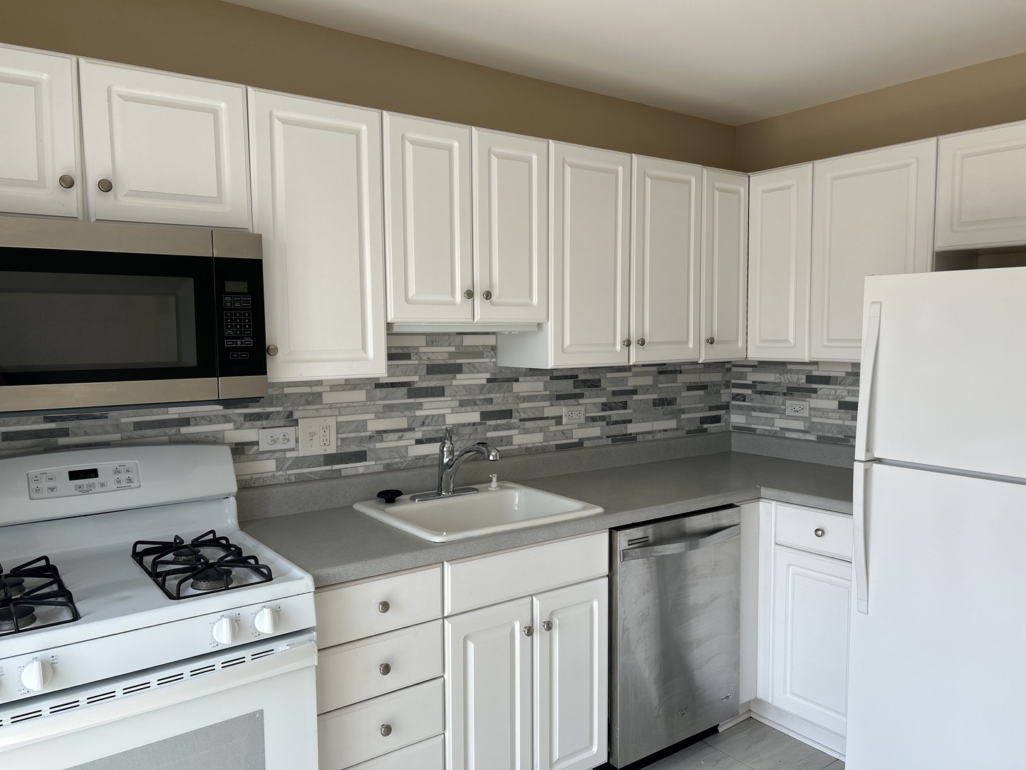1028 Brunswick Harbor #1028, Schaumburg, IL 60193