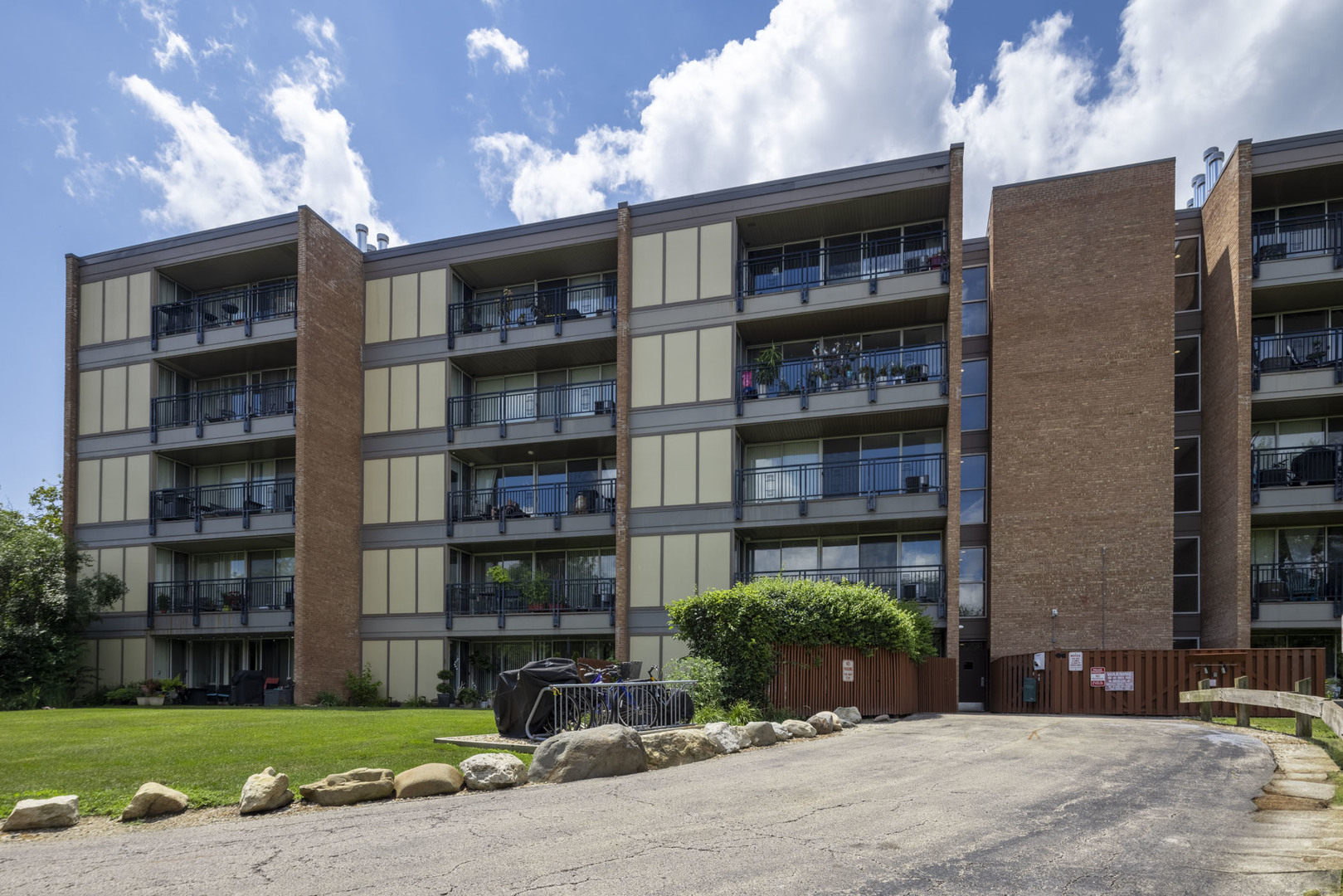 6020 Oakwood Drive #2F, Lisle, IL 60532