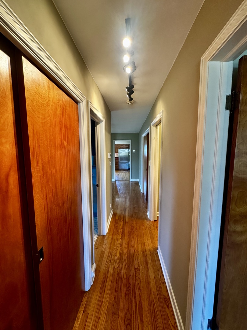 305 S Lambert Road, Glen Ellyn, IL 60137