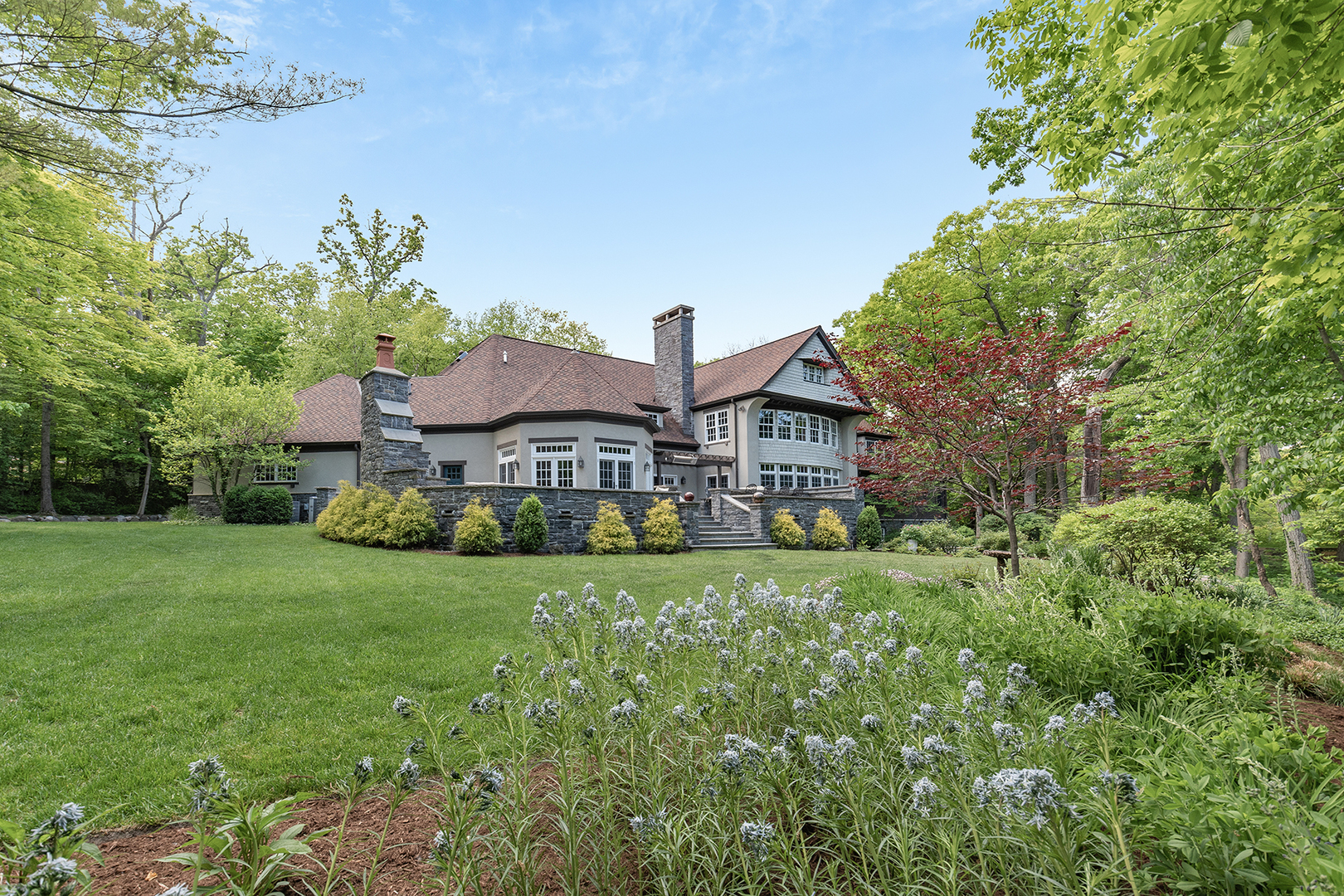 145 Moffett Road, Lake Bluff, IL 60044
