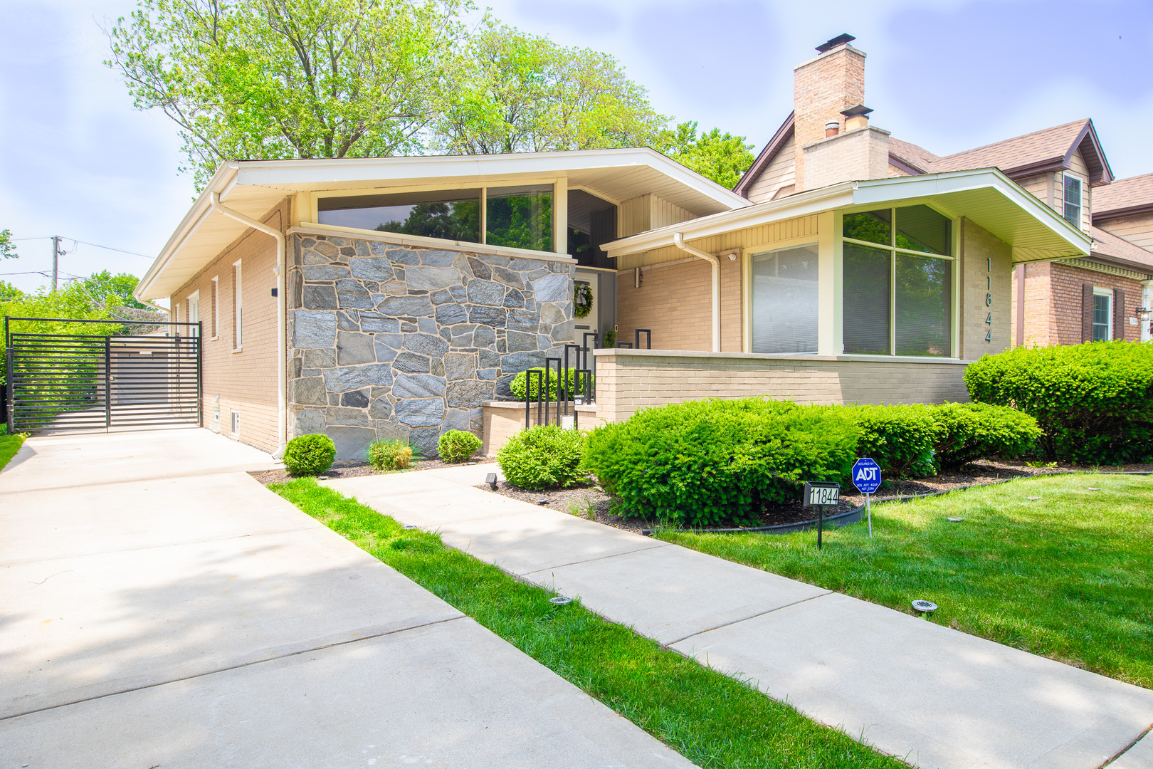11844 S Oakley Avenue, Chicago, IL 60643