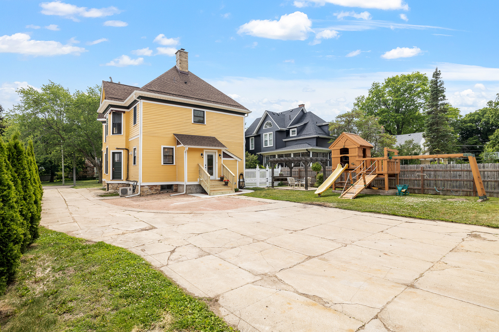 557 Garfield Avenue, Aurora, IL 60506