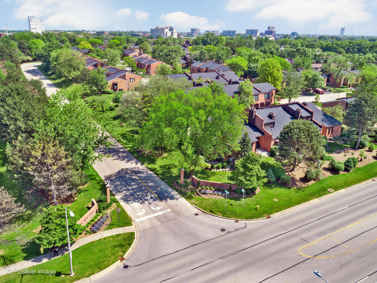 2S578 Patrick Henry Square #578, Oak Brook, IL 60523