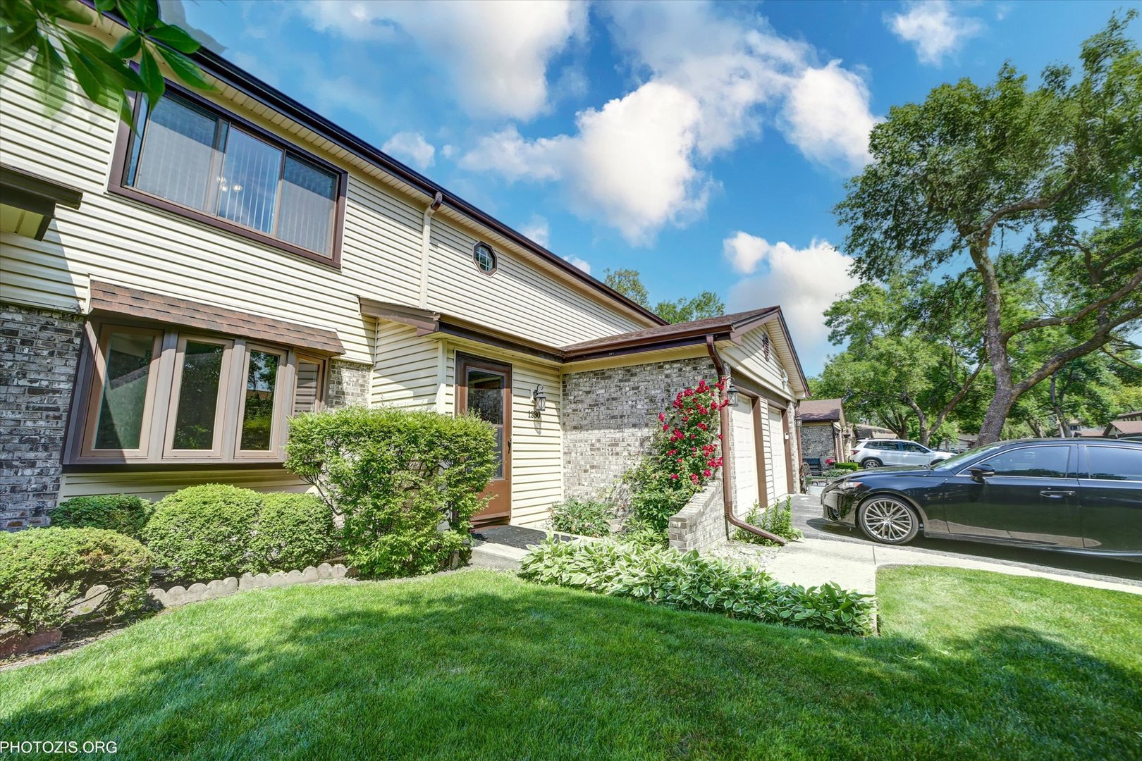 1330 S MALLARD Lane, Mount Prospect, IL 60056