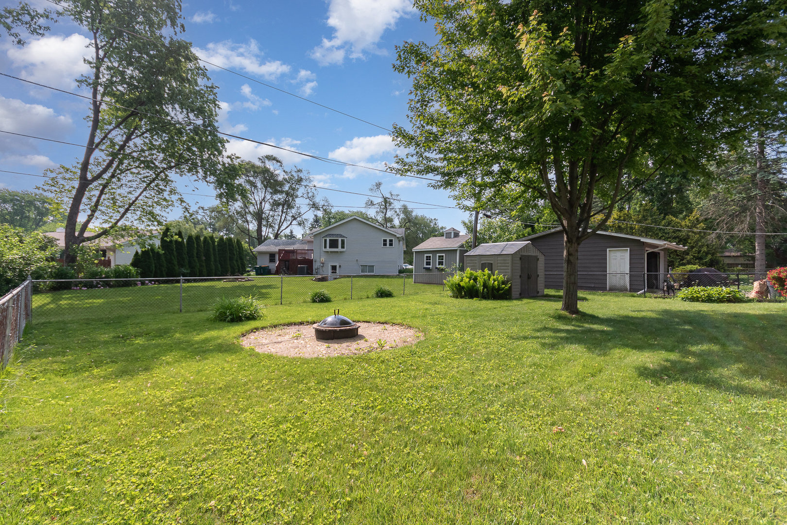 609 Oakwood Drive, Grayslake, IL 60030