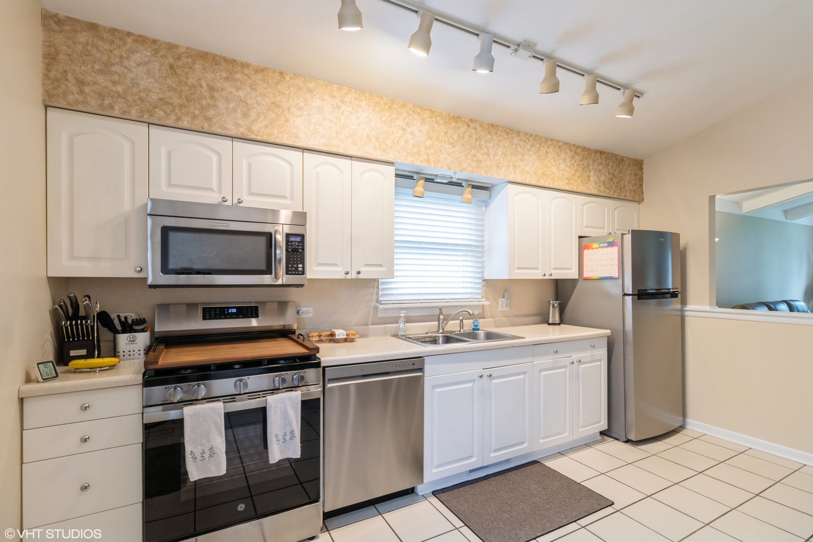 566 W BABCOCK Avenue, Elmhurst, IL 60126