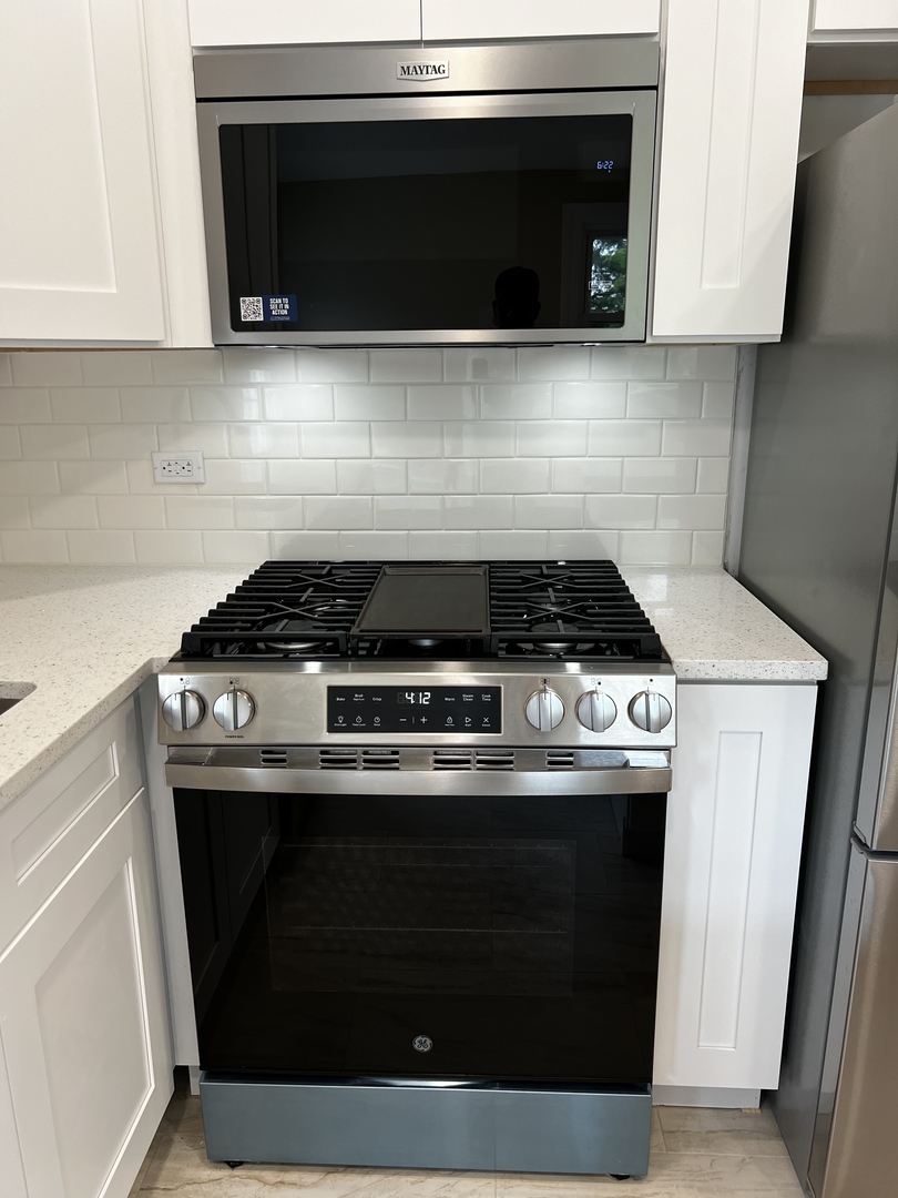 805 Monroe Avenue, Carpentersville, IL 60110