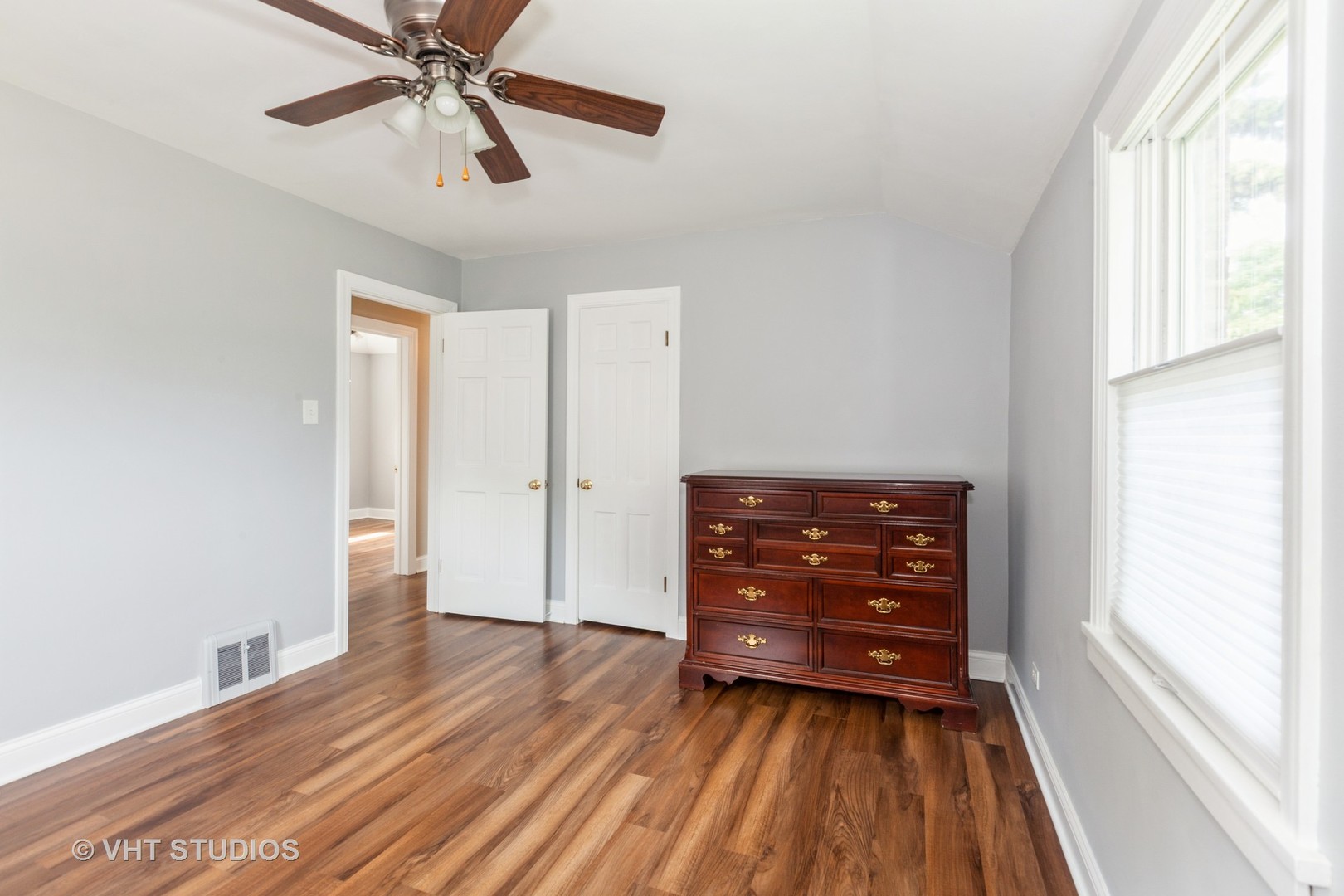 636 S 10th Avenue, La Grange, IL 60525