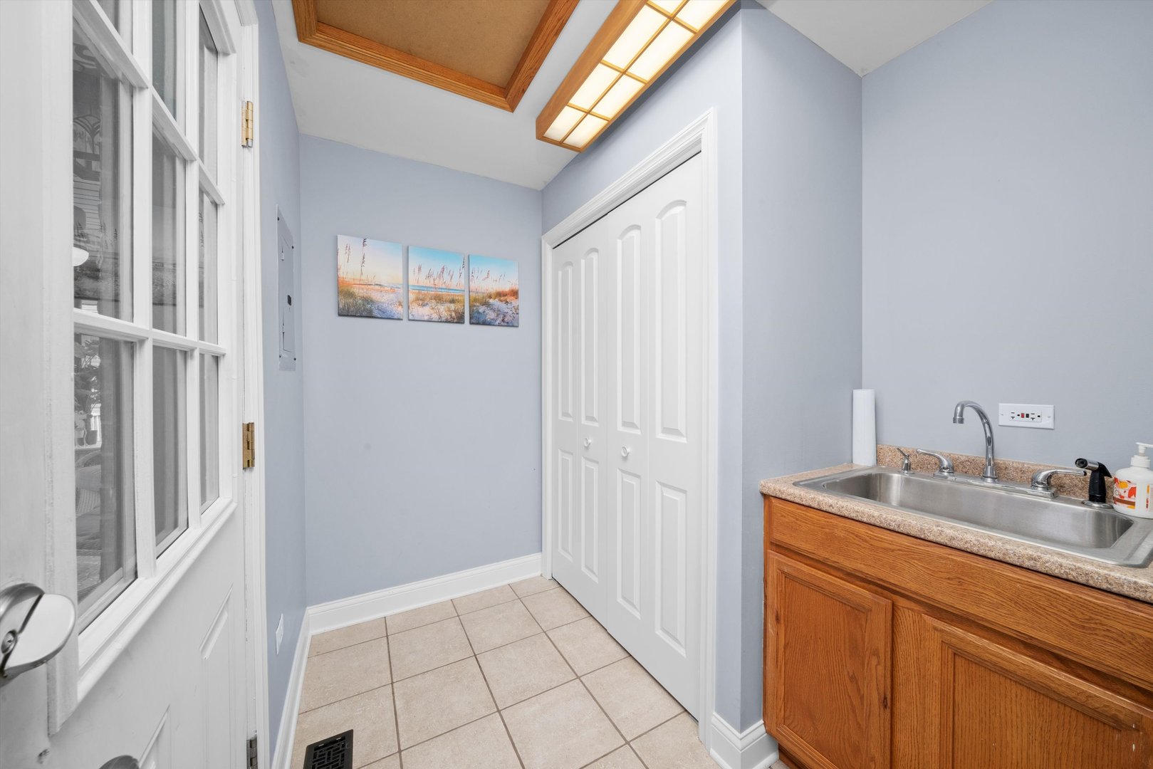 8950 S 84th Avenue, Hickory Hills, IL 60457