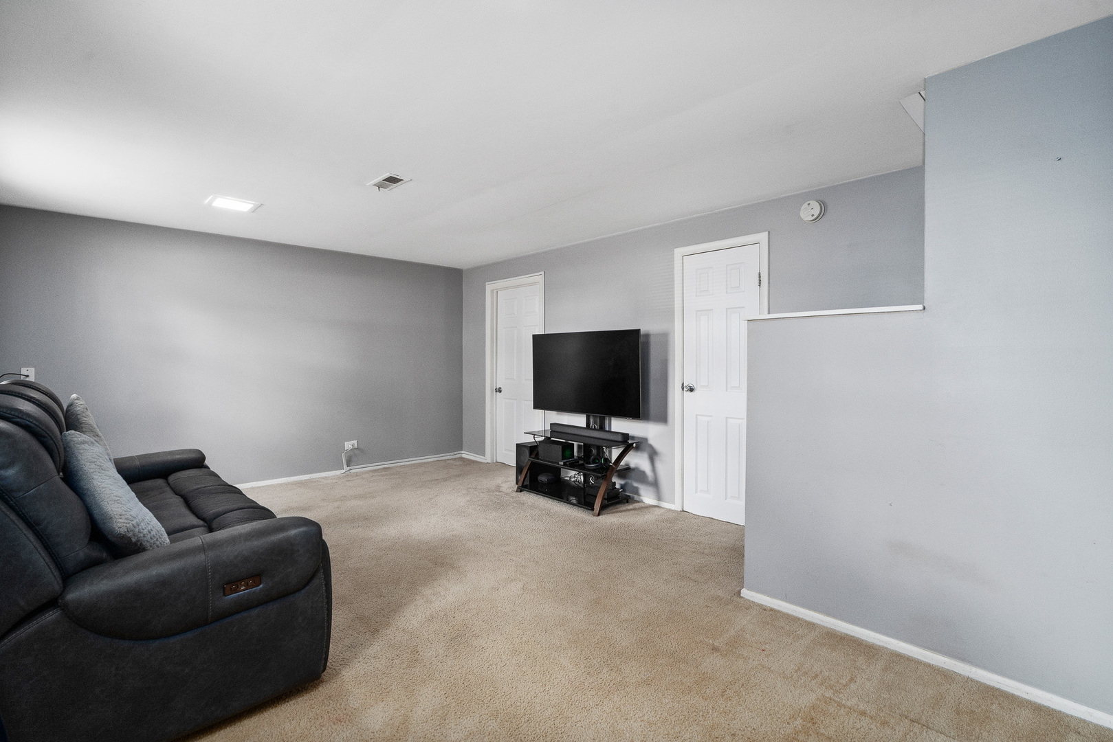 145 W Montana Avenue, Glendale Heights, IL 60139