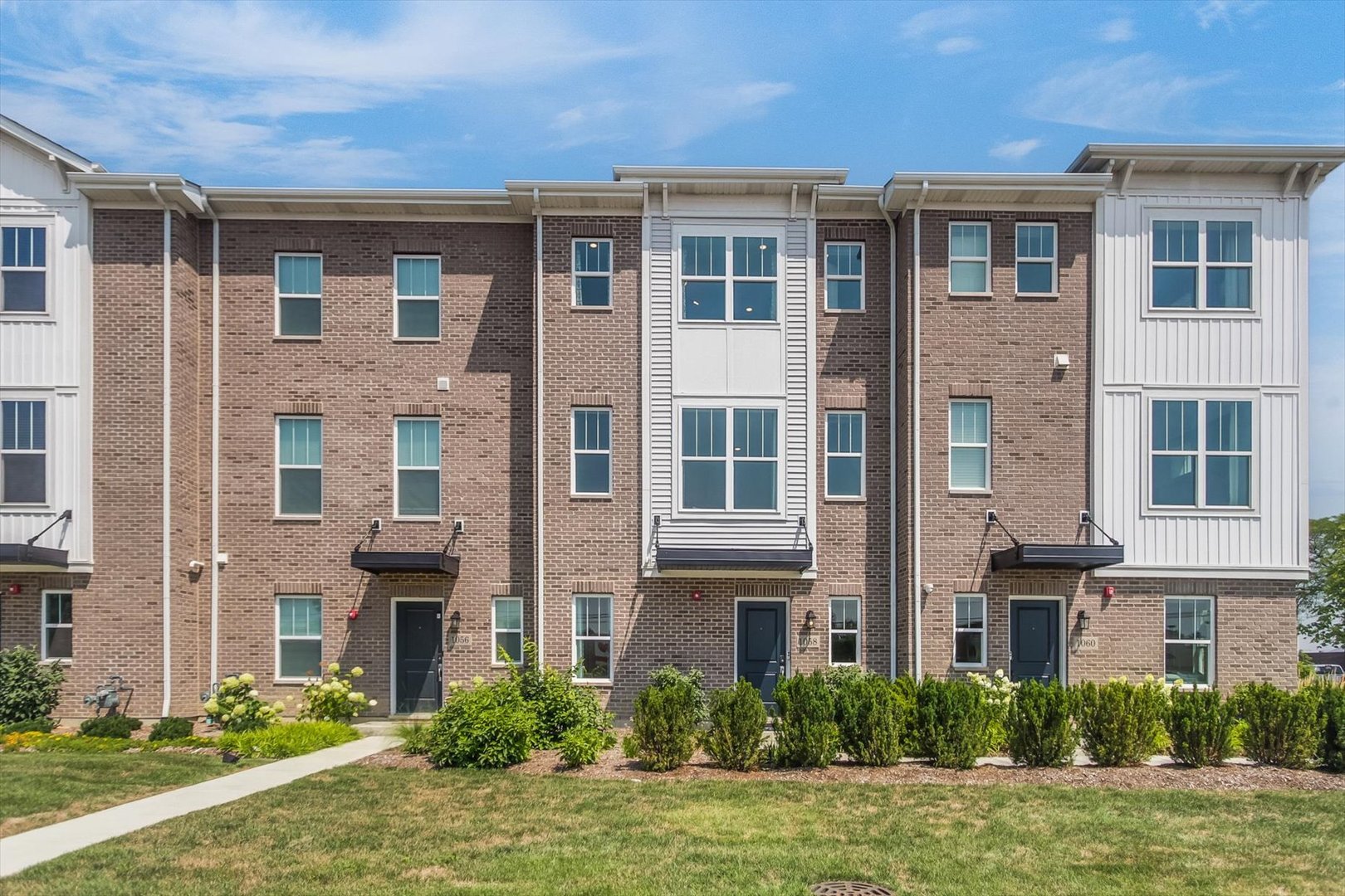 1058 E Oakton Street, Des Plaines, IL 60018