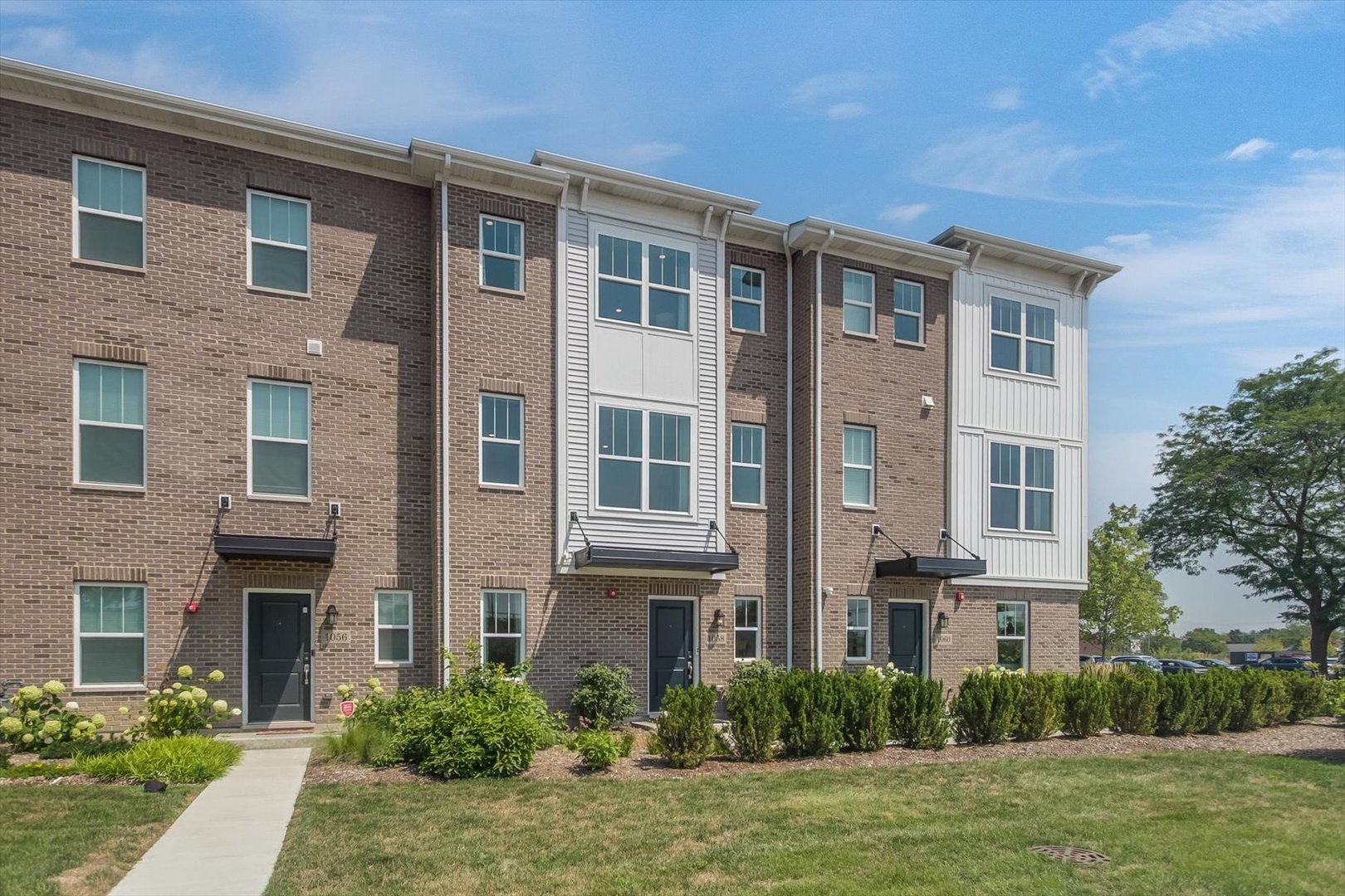 1058 E Oakton Street, Des Plaines, IL 60018