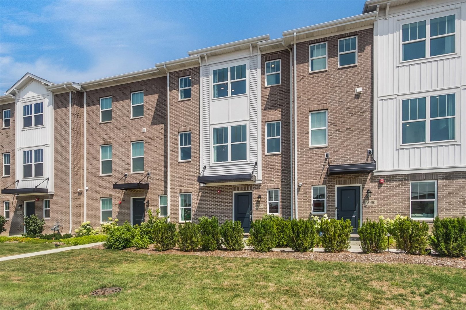1058 E Oakton Street, Des Plaines, IL 60018