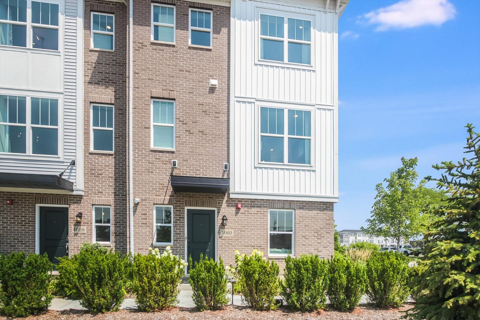 1060 E Oakton Street, Des Plaines, IL 60018