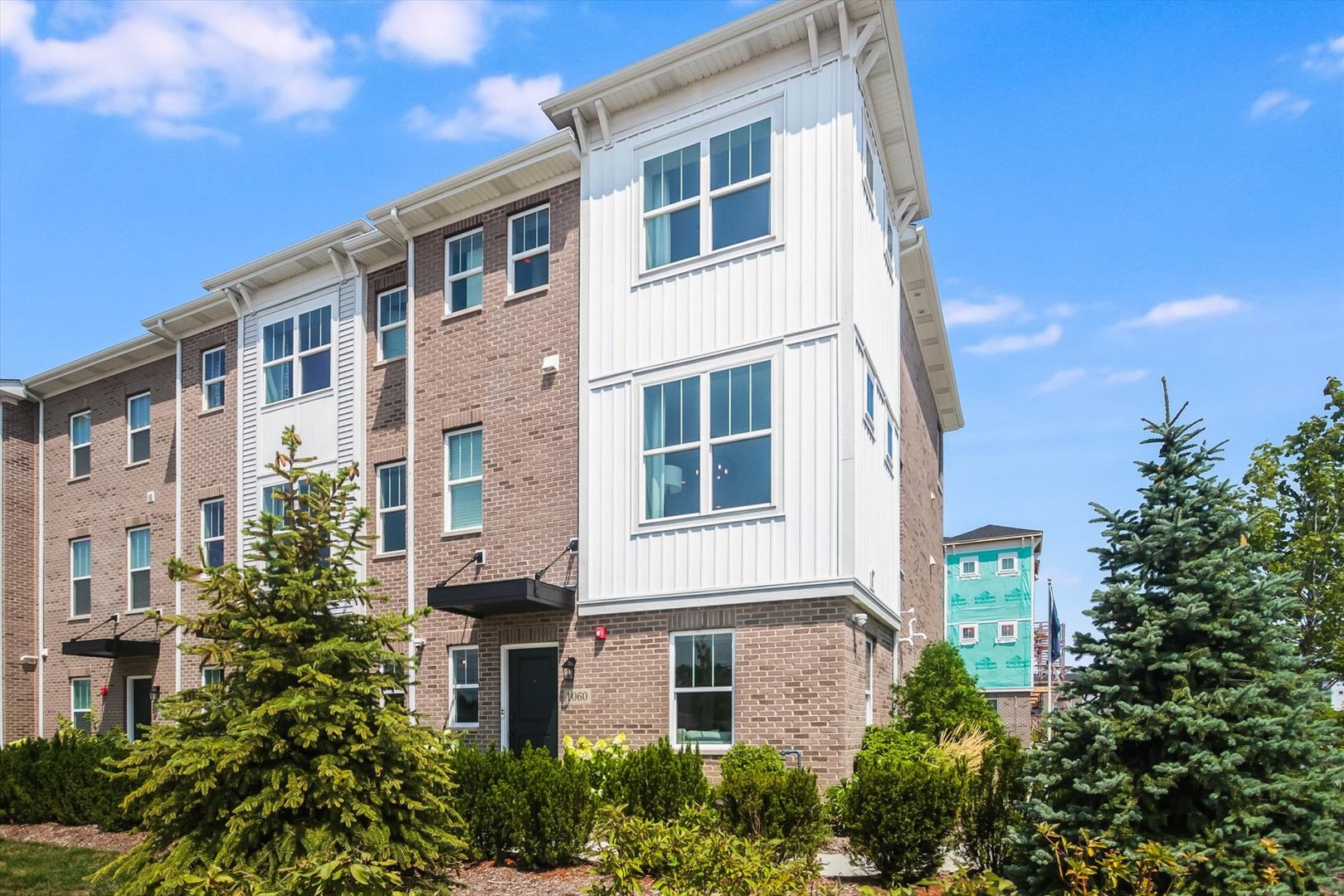 1060 E Oakton Street, Des Plaines, IL 60018