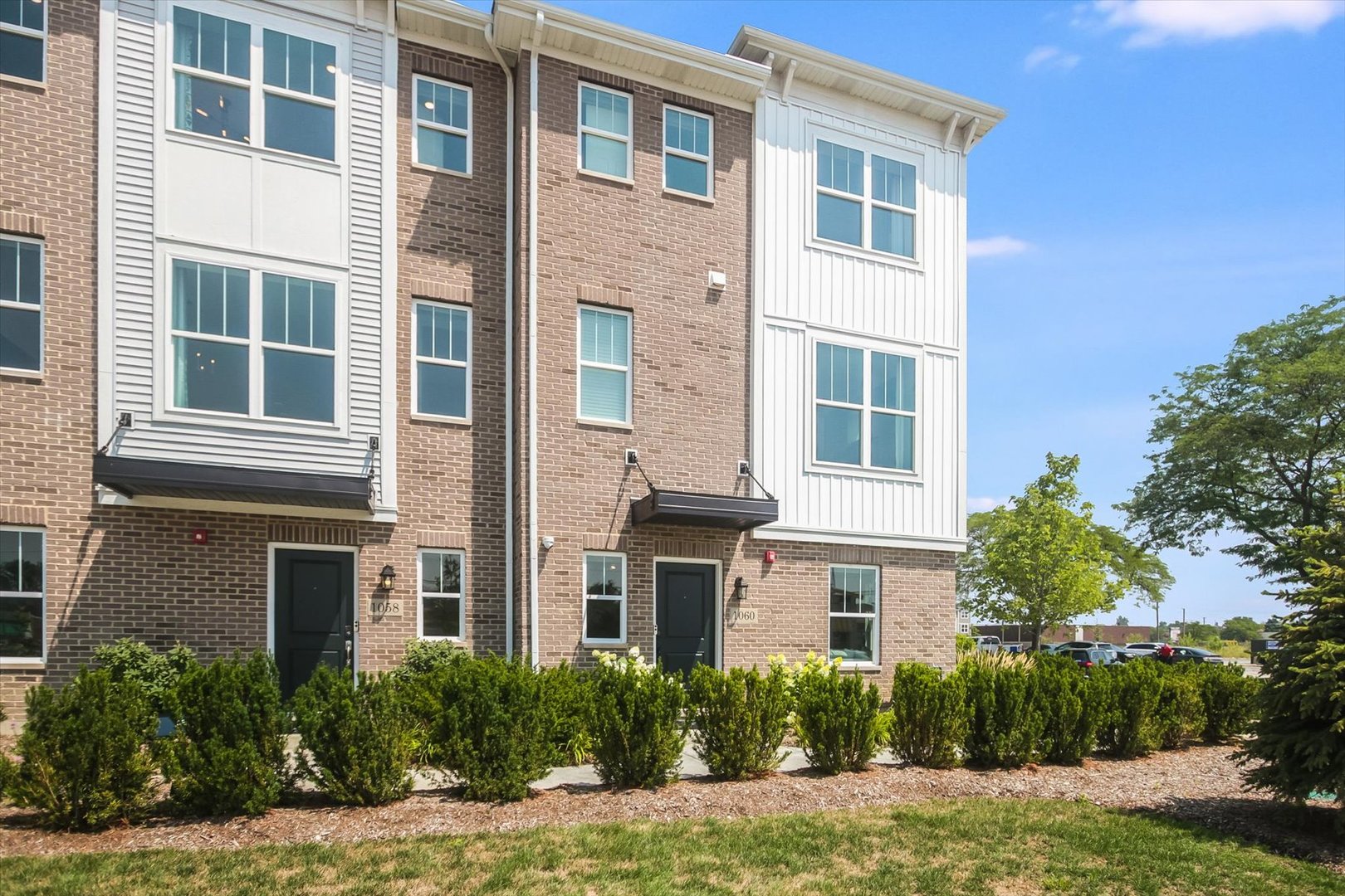 1060 E Oakton Street, Des Plaines, IL 60018