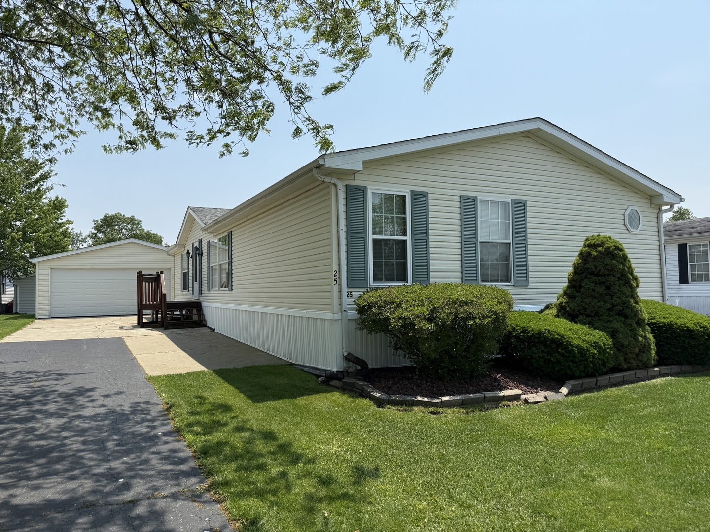 25 Finch Lane, Beecher, IL 60401