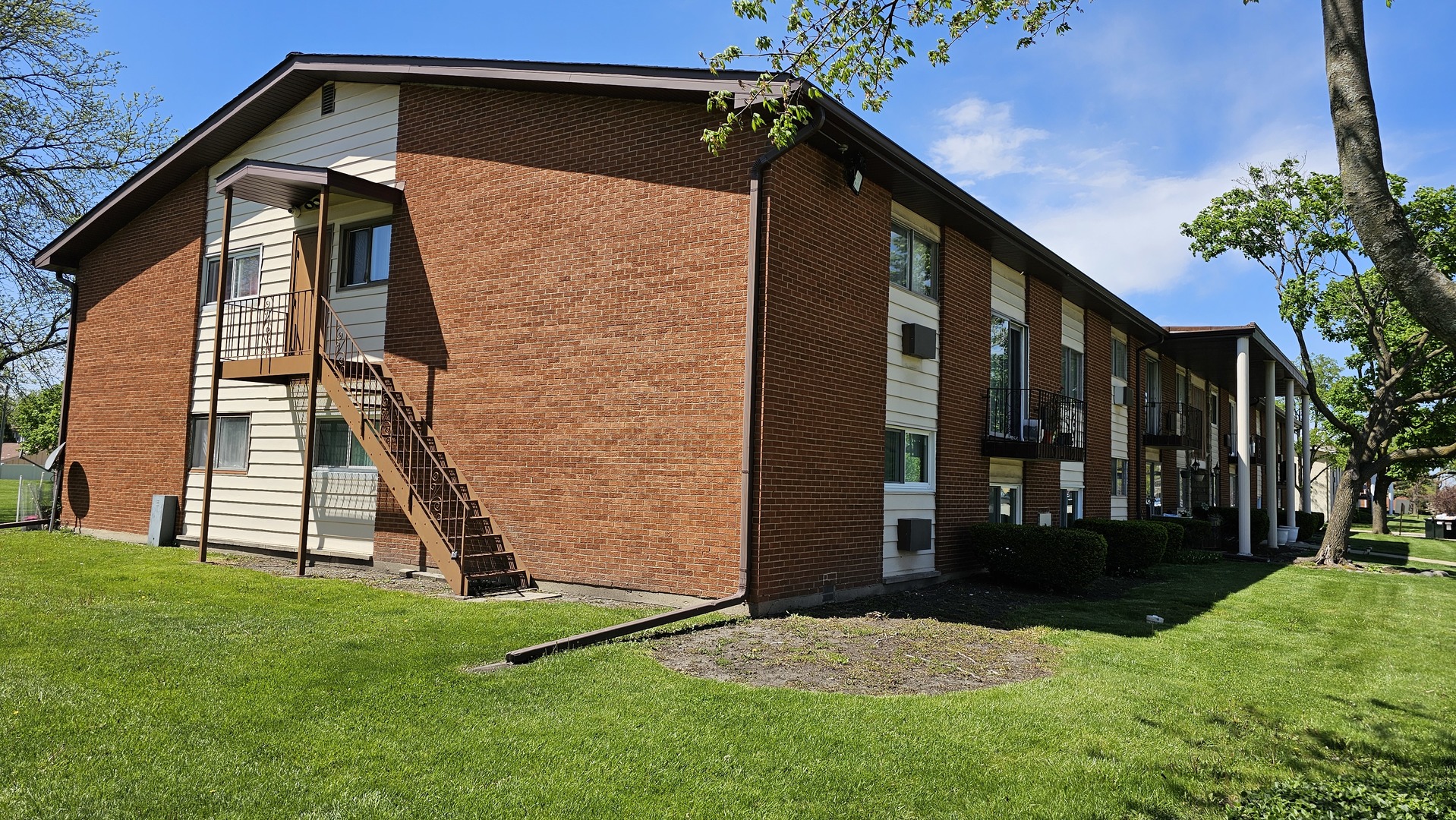 9446 DEE Road #2E, Des Plaines, IL 60016