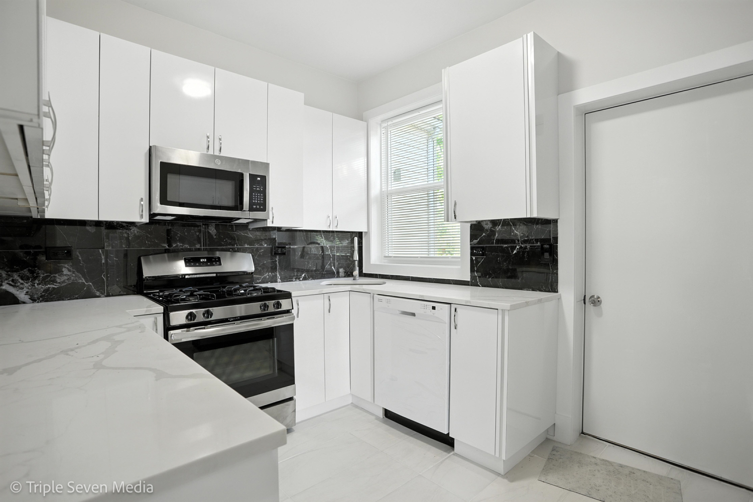3425 W Carroll Avenue, Chicago, IL 60624